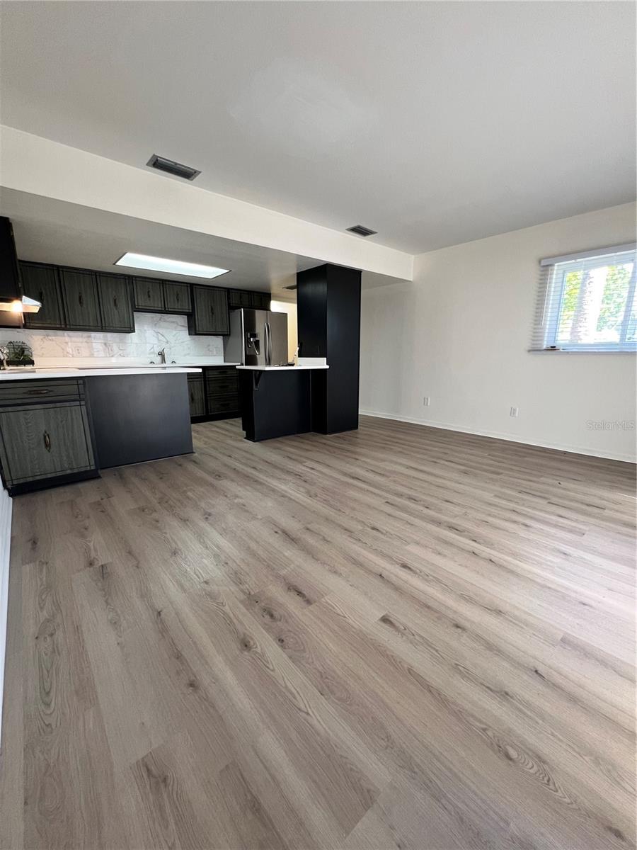 Image 4 of 17 For 711 Springer Drive 14