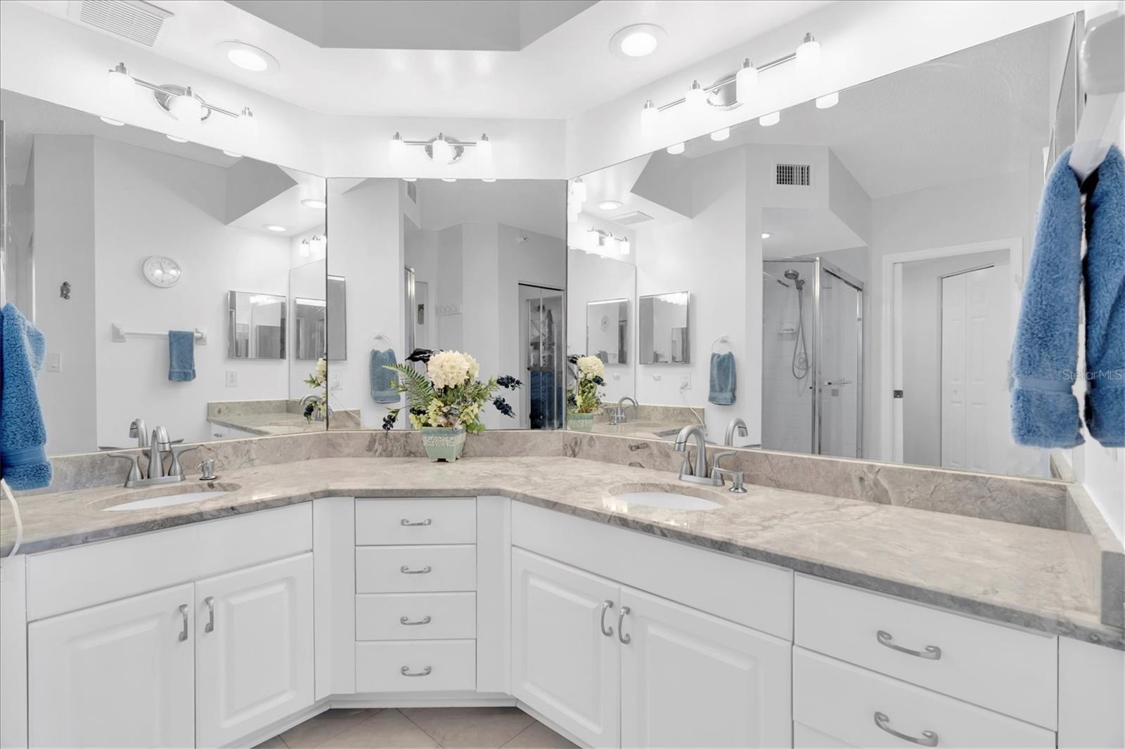 Listing photo id 20 for 6315 Shoreline Drive 3307