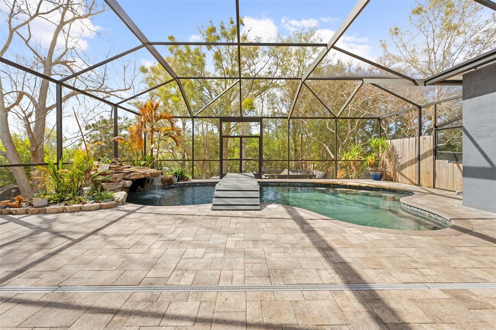 Listing photo id 39 for 6233 Penna Street