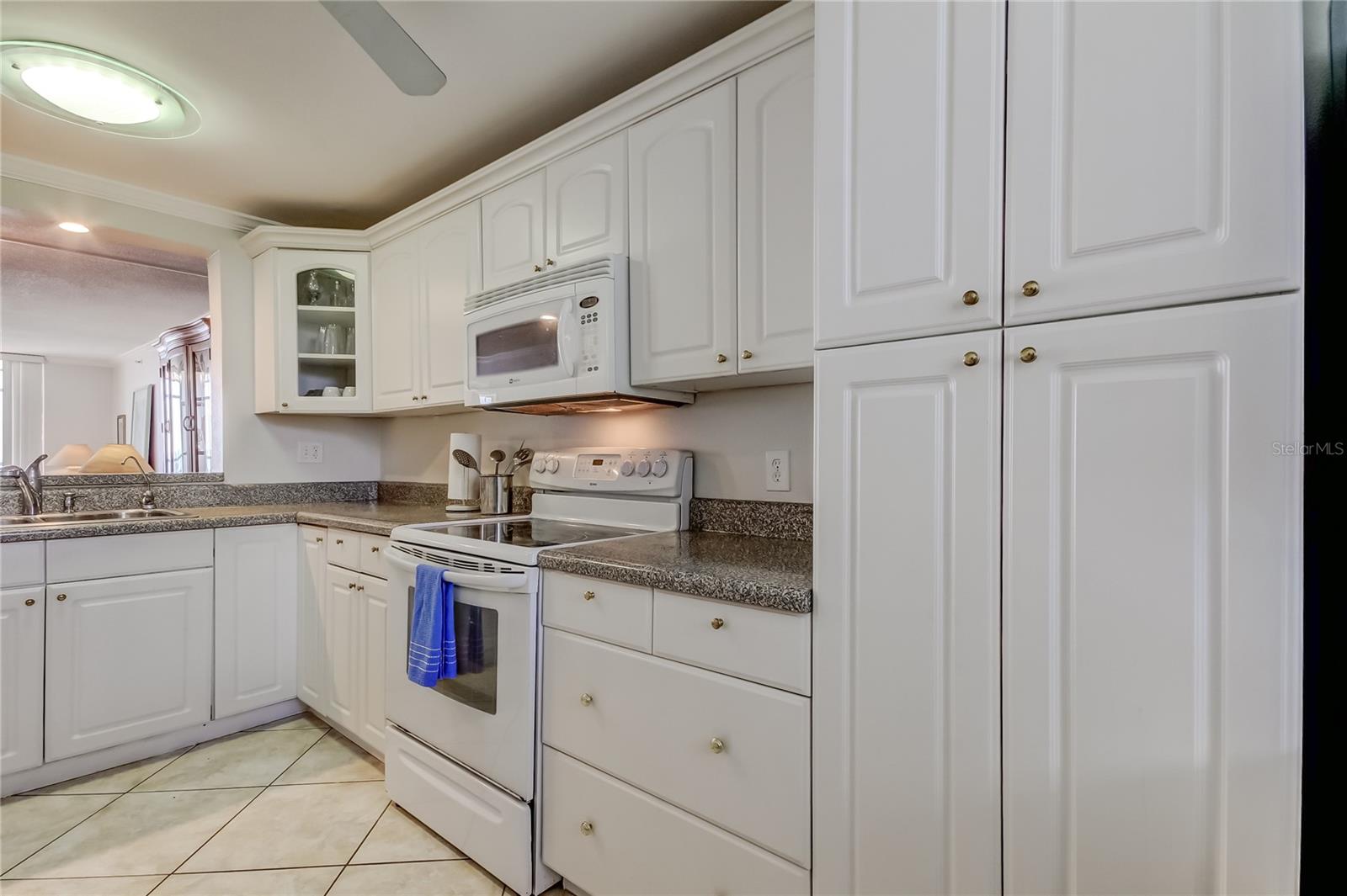 Listing photo id 11 for 14900 Gulf Boulevard 206