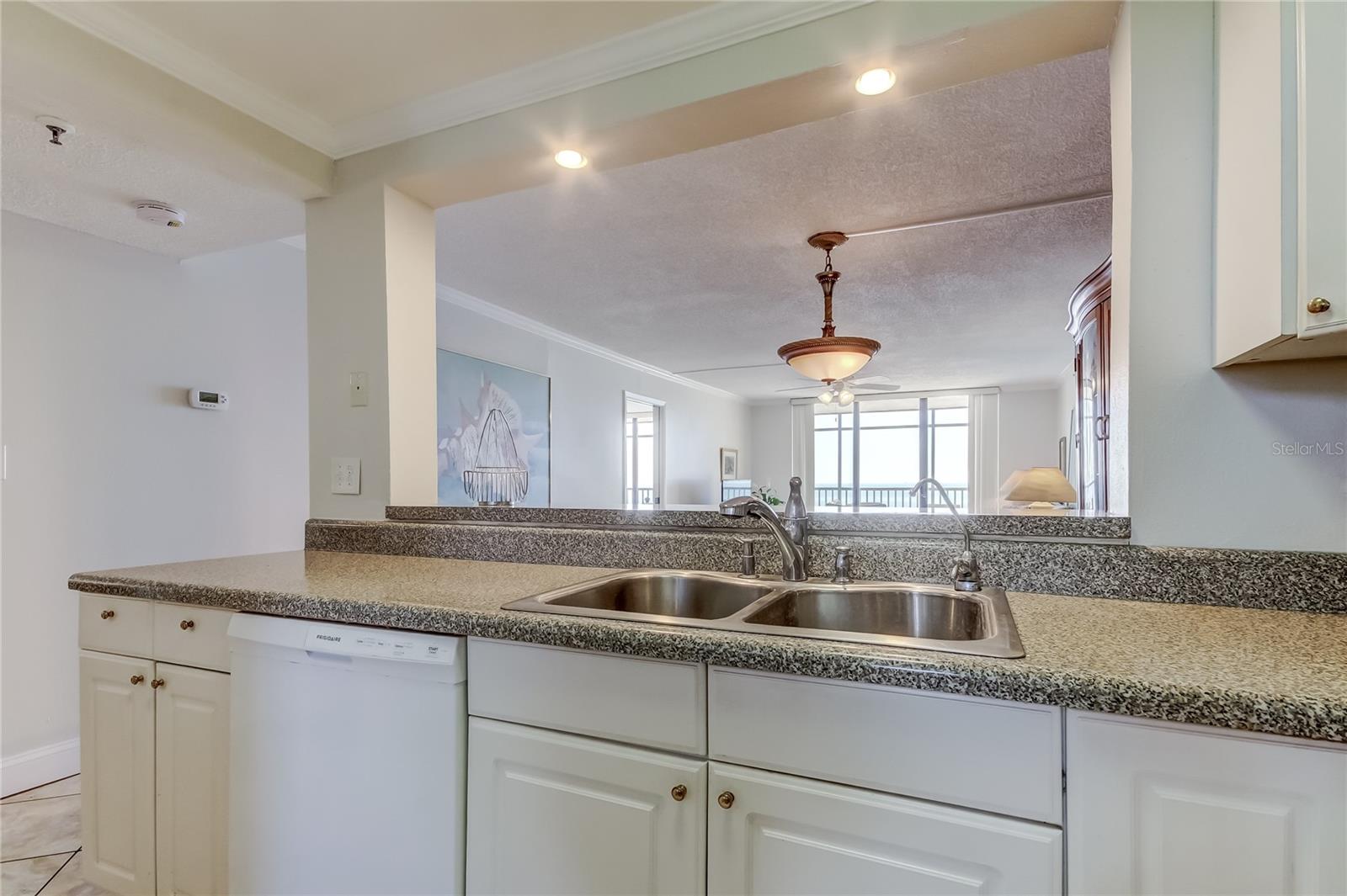 Listing photo id 16 for 14900 Gulf Boulevard 206