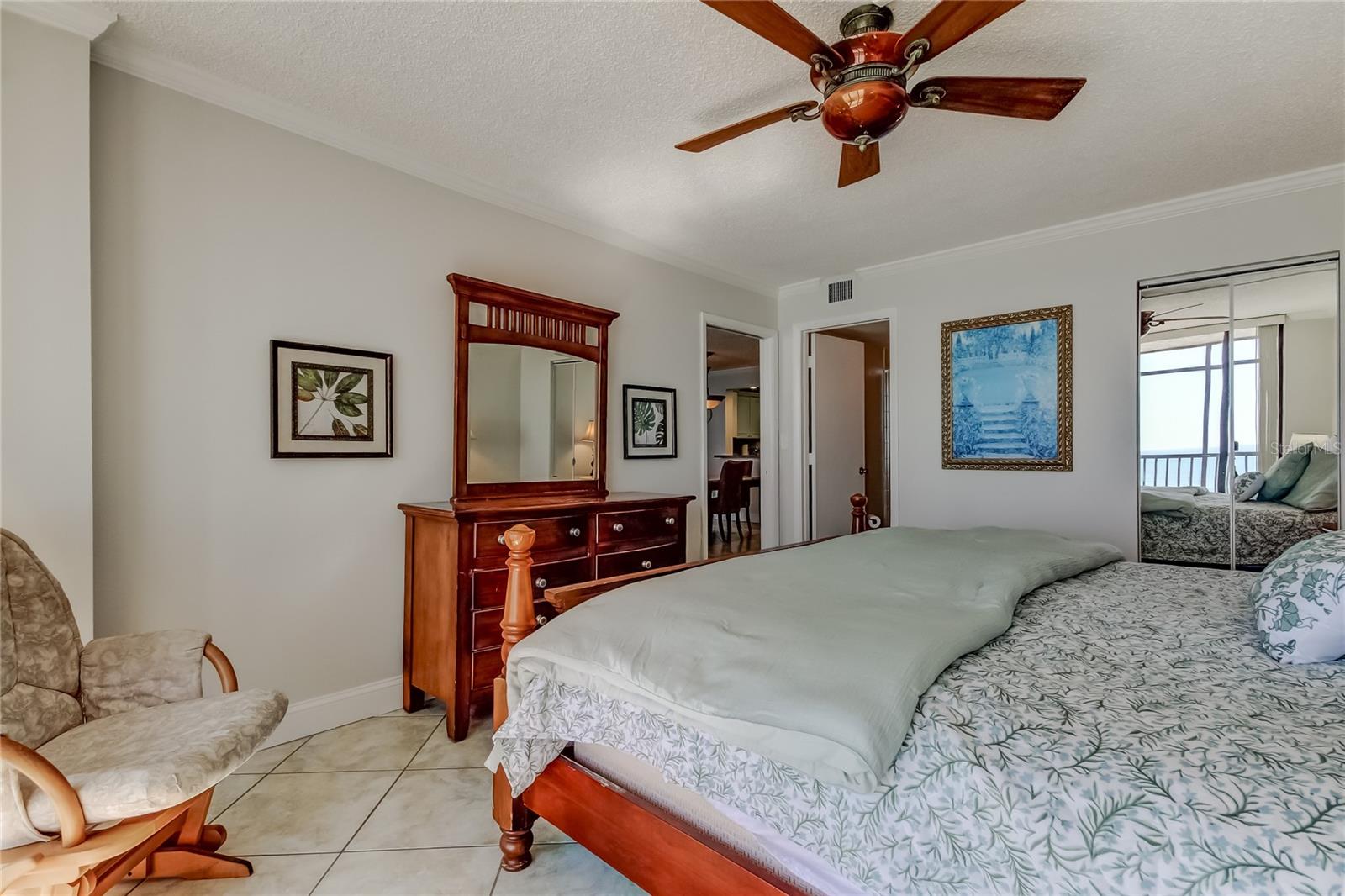Listing photo id 21 for 14900 Gulf Boulevard 206