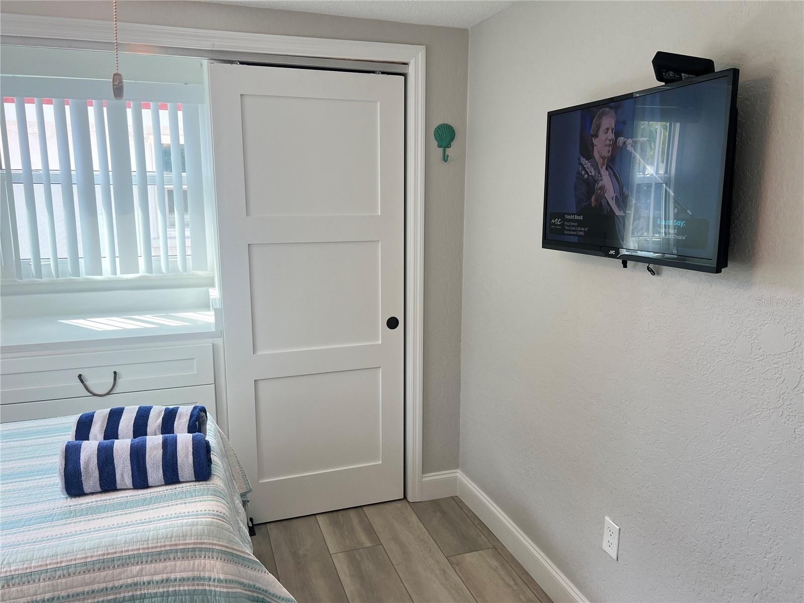 Image 10 of 12 For 6154 Midnight Pass Road D02