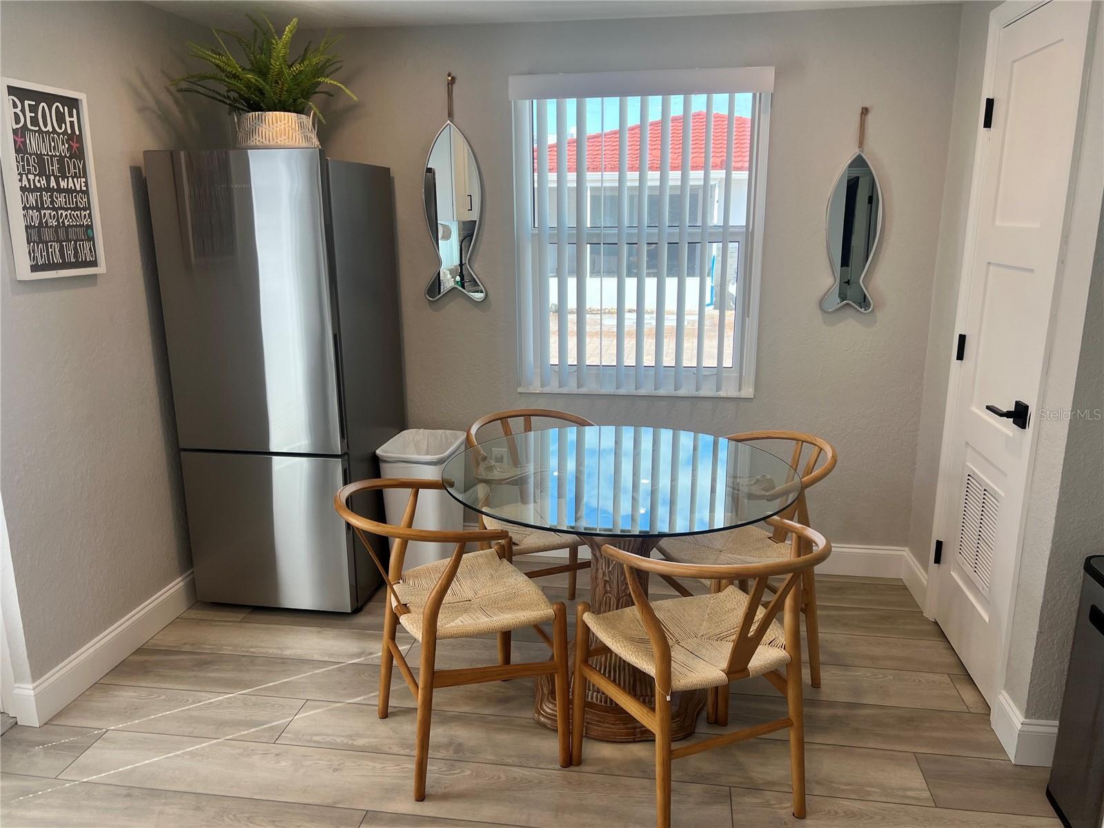 Image 2 of 12 For 6154 Midnight Pass Road D02