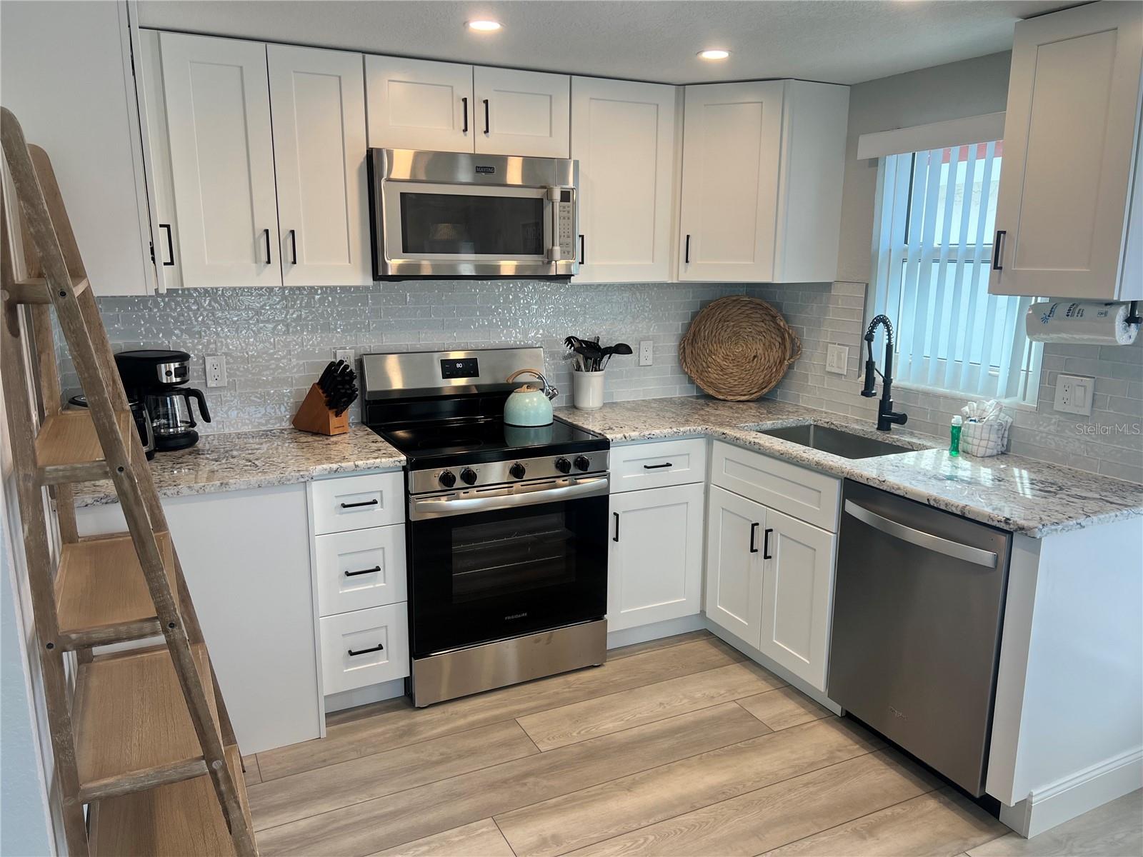 Image 3 of 12 For 6154 Midnight Pass Road D02