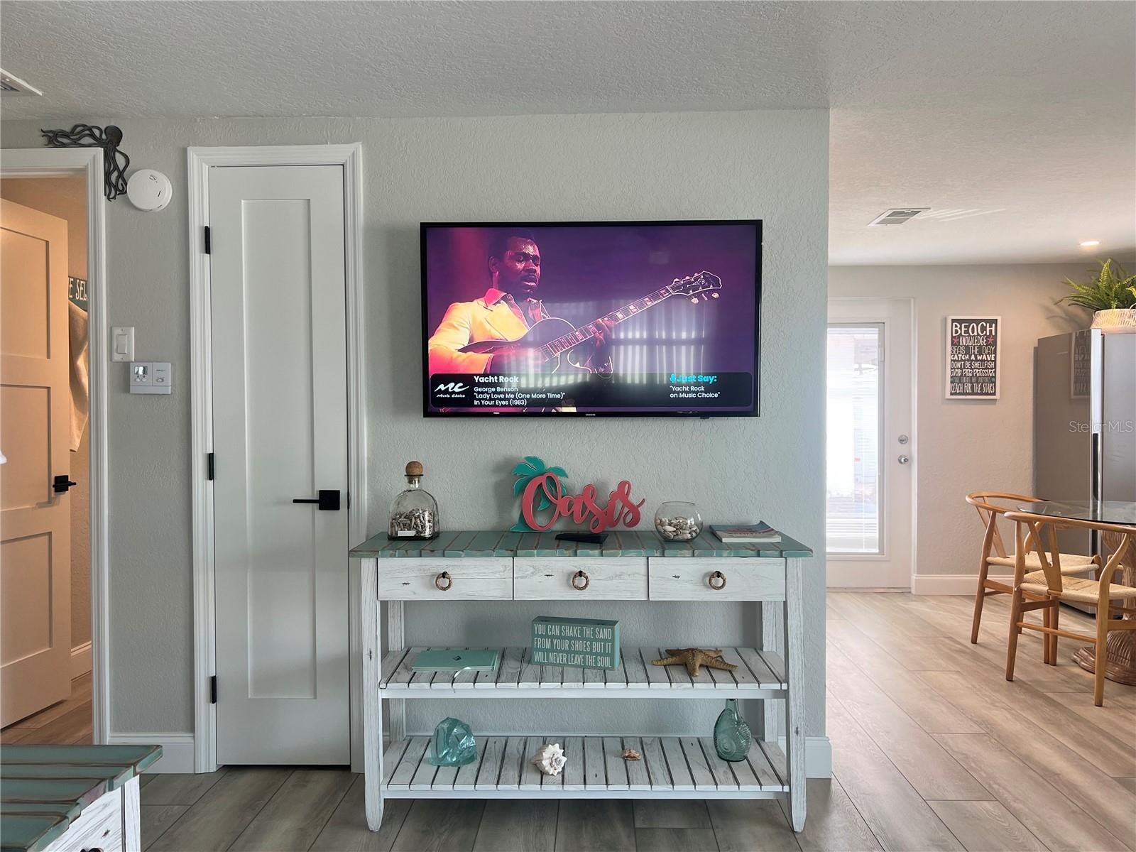 Image 4 of 12 For 6154 Midnight Pass Road D02