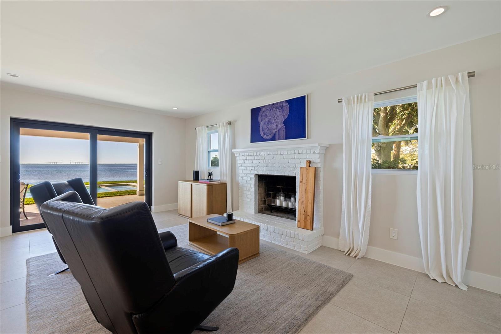 Image 31 of 66 For 218 Colony Point Road S