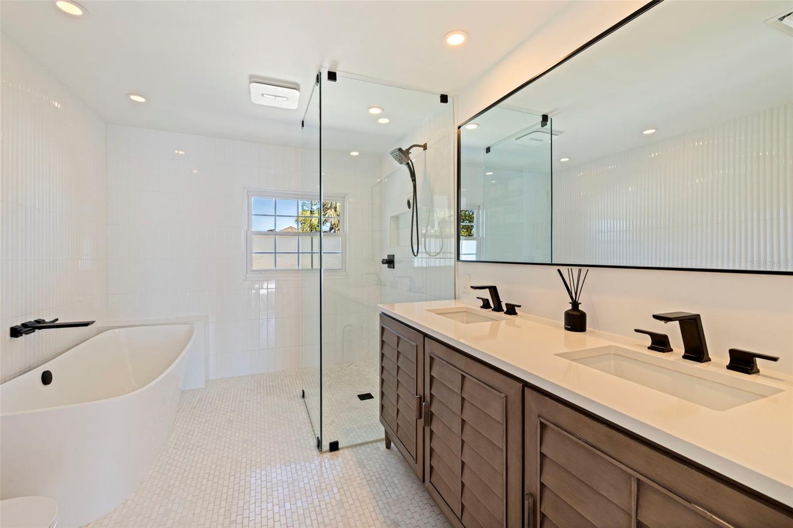 Image 40 of 66 For 218 Colony Point Road S