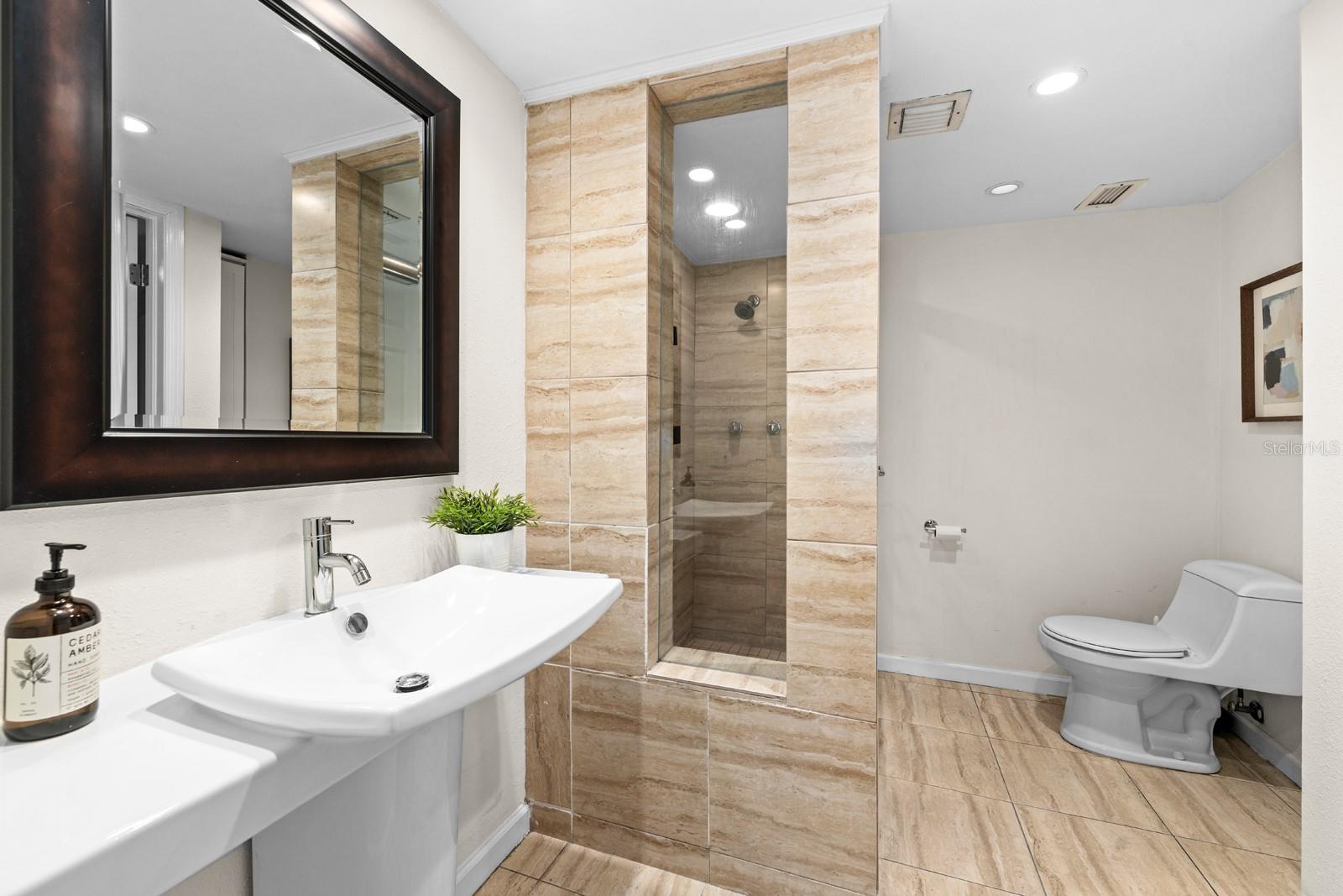 Image 14 of 31 For 201 Laurel Street 310