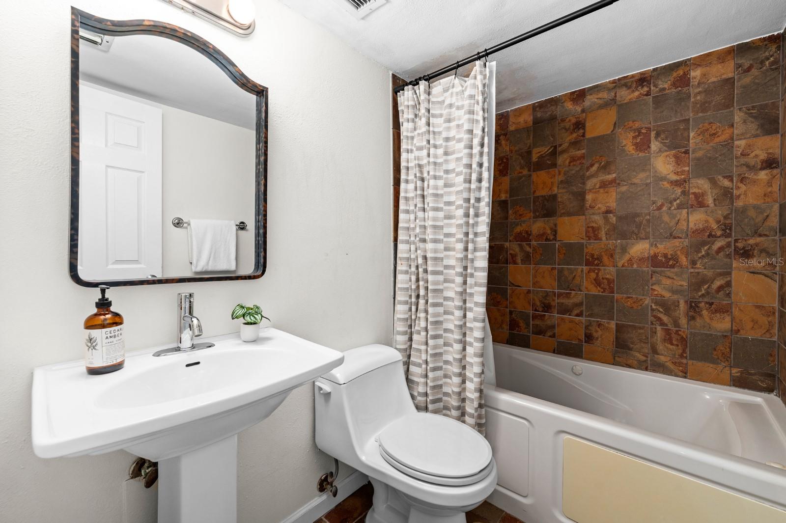 Image 18 of 31 For 201 Laurel Street 310