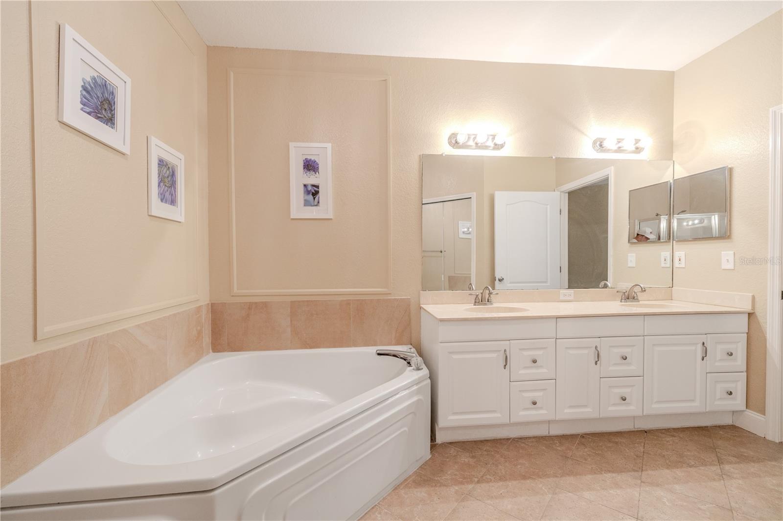 Image 33 of 61 For 2749 Via Cipriani  1010b