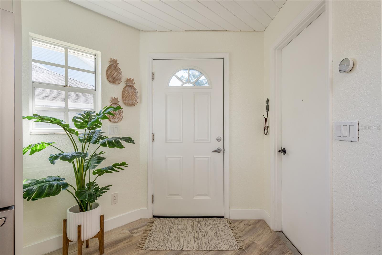 Image 10 of 52 For 11722 Currie Lane D1