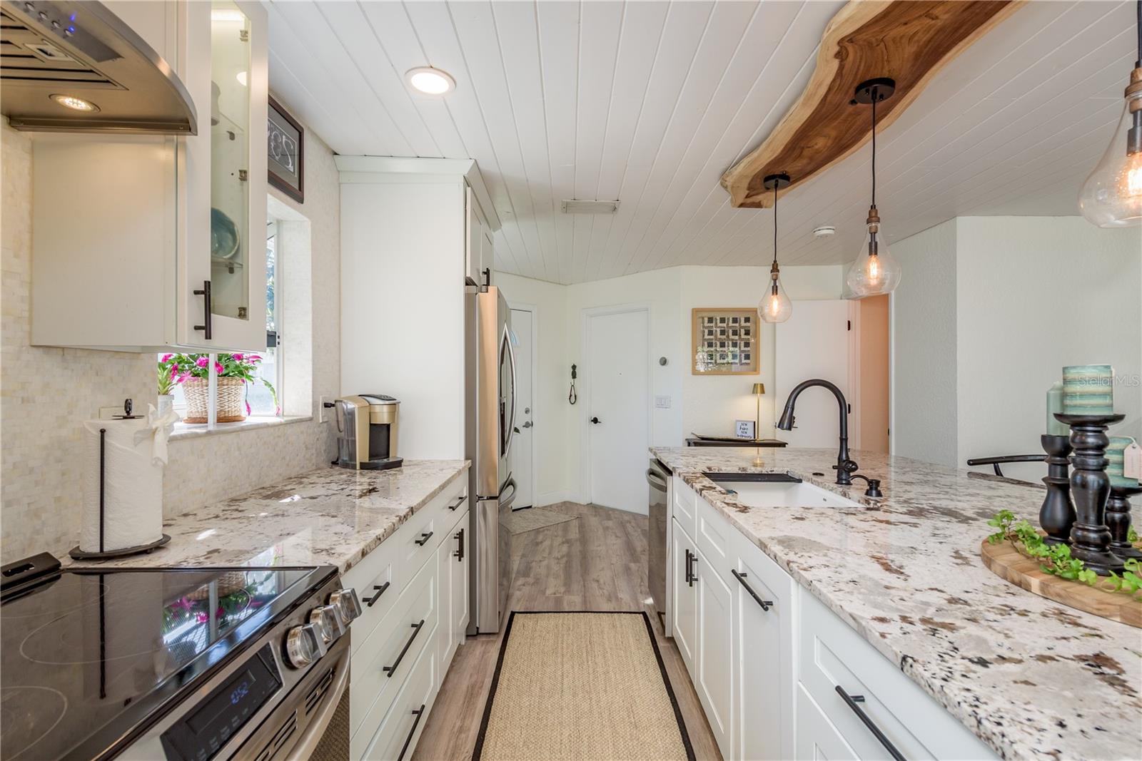 Image 20 of 52 For 11722 Currie Lane D1