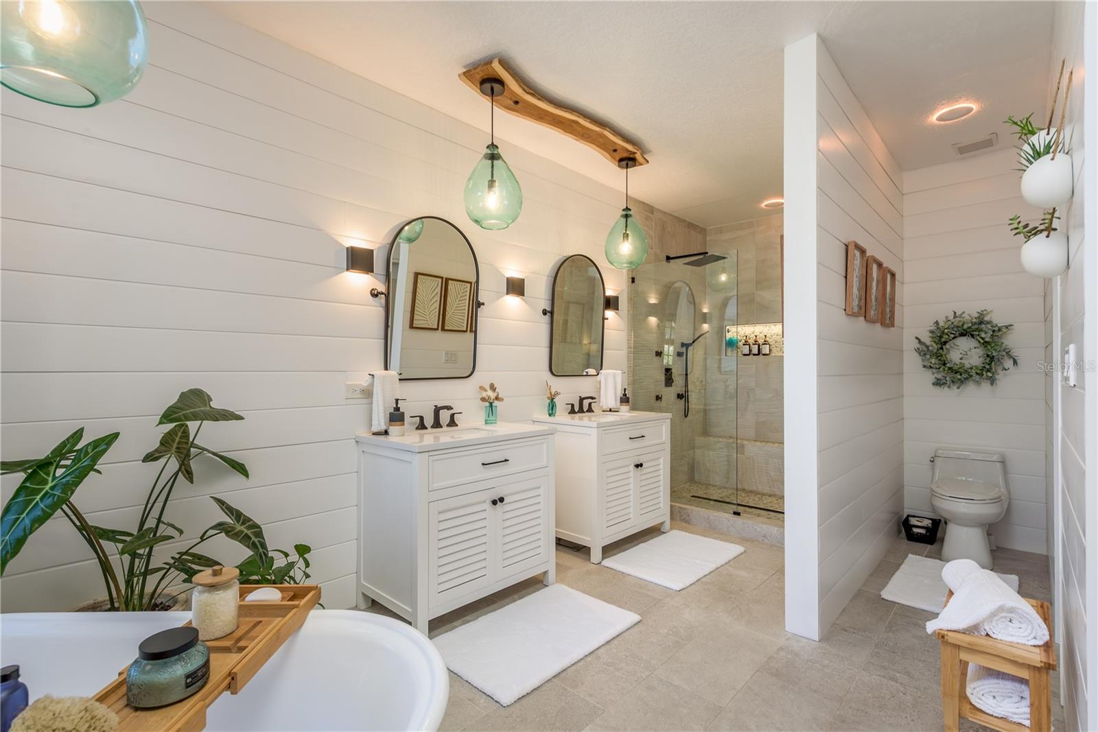 Image 5 of 52 For 11722 Currie Lane D1