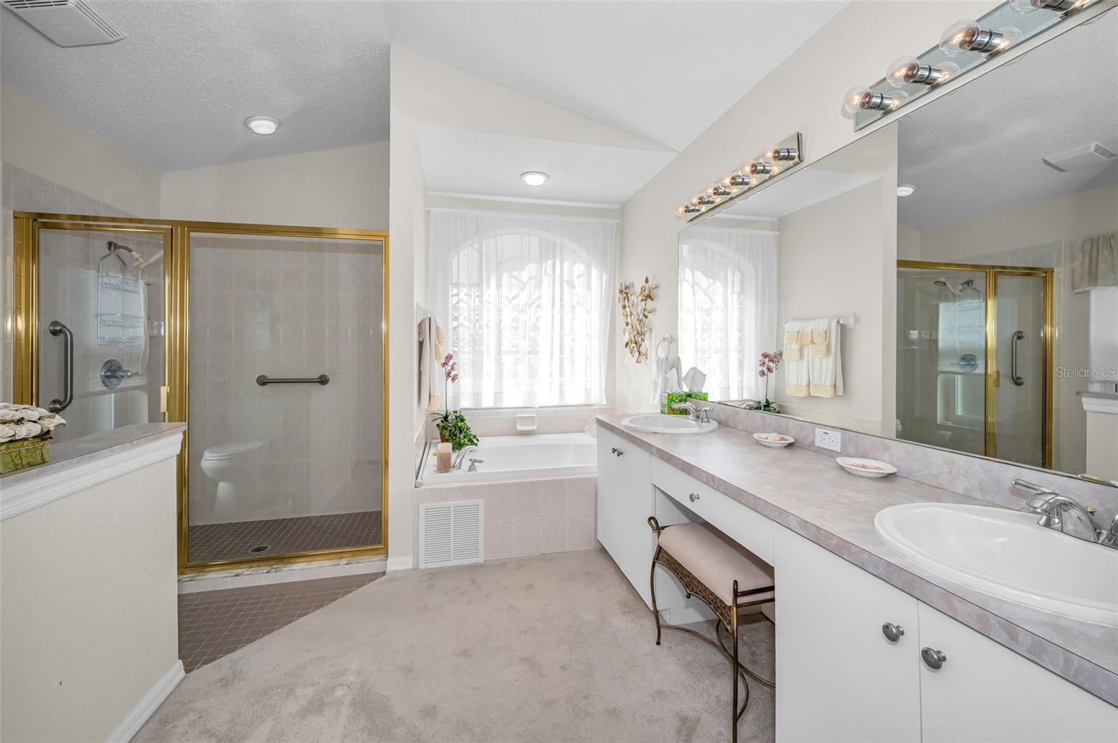 Listing photo id 15 for 1248 Ashbourne Circle