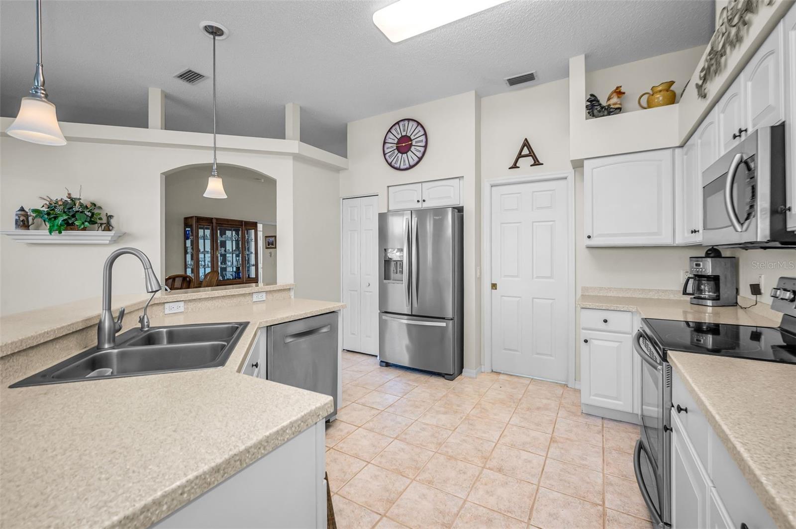 Listing photo id 7 for 1248 Ashbourne Circle