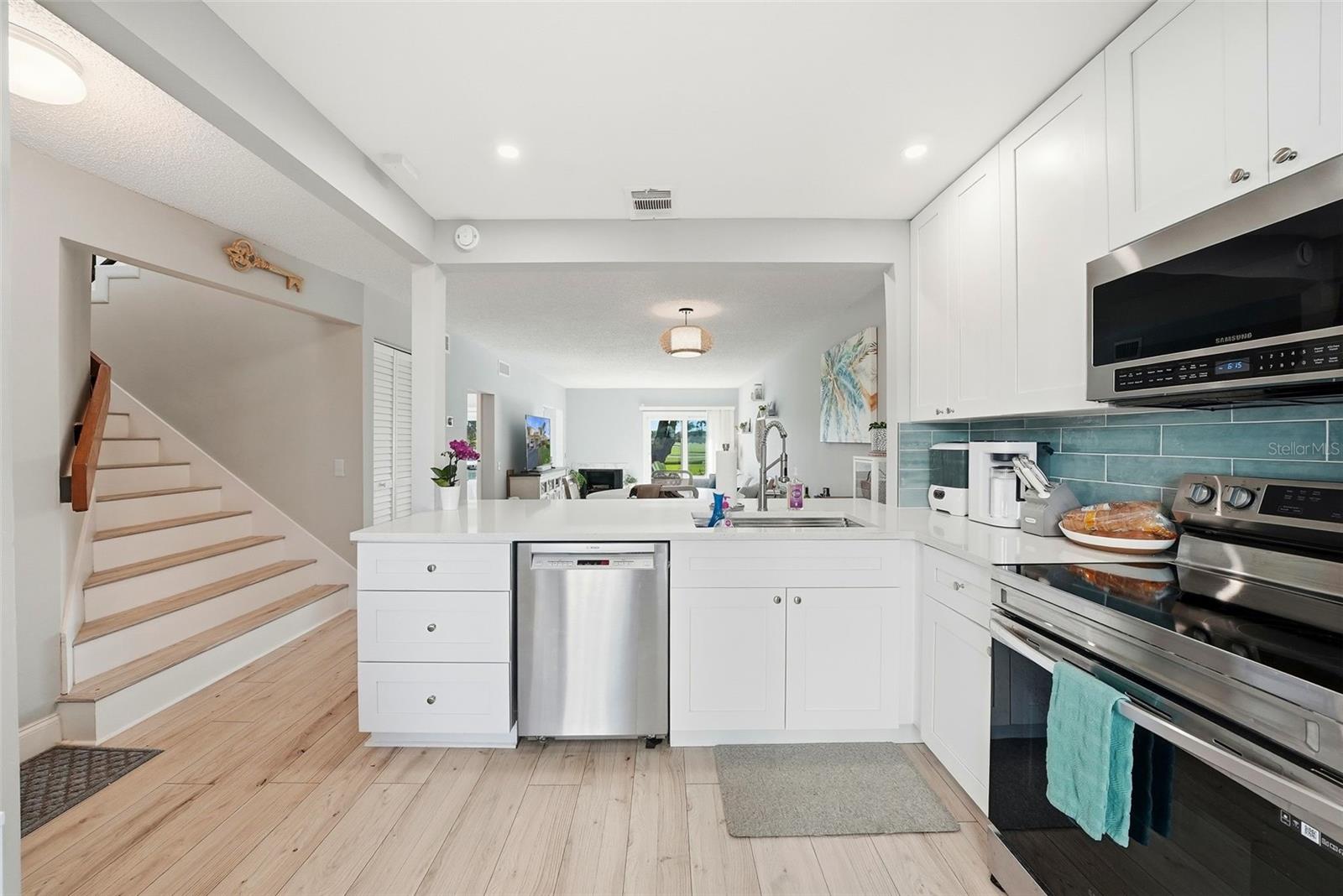 Image 14 of 38 For 6260 Sun Boulevard 4