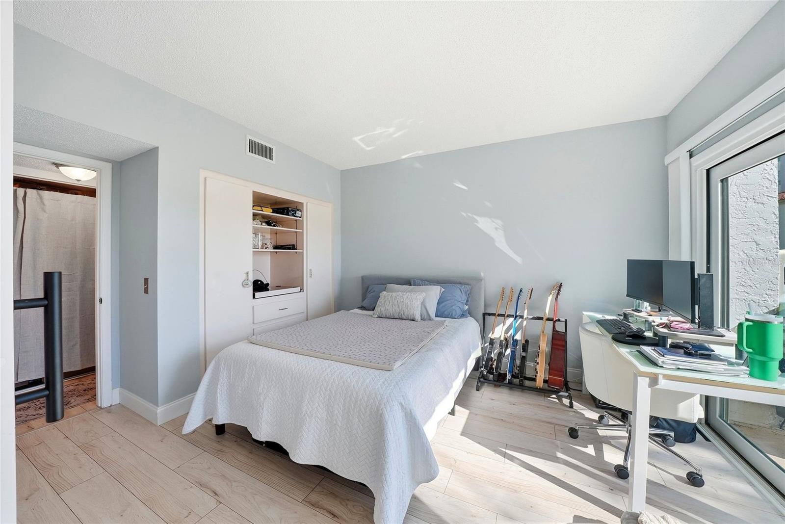 Image 21 of 38 For 6260 Sun Boulevard 4