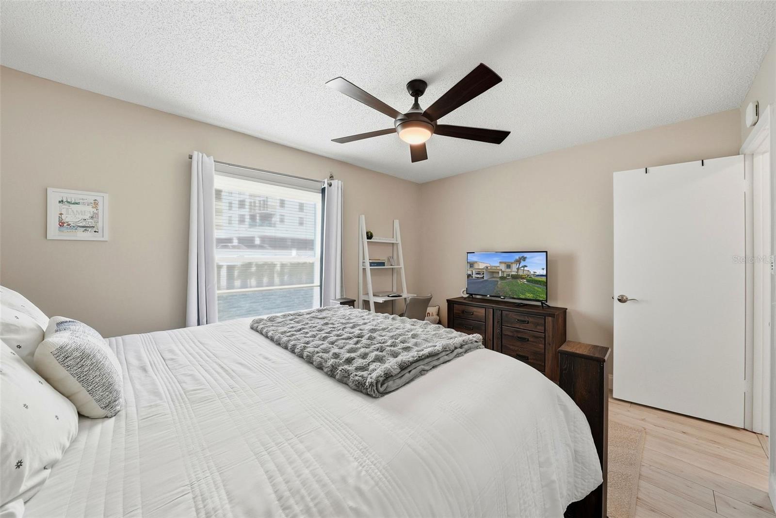 Image 23 of 38 For 6260 Sun Boulevard 4