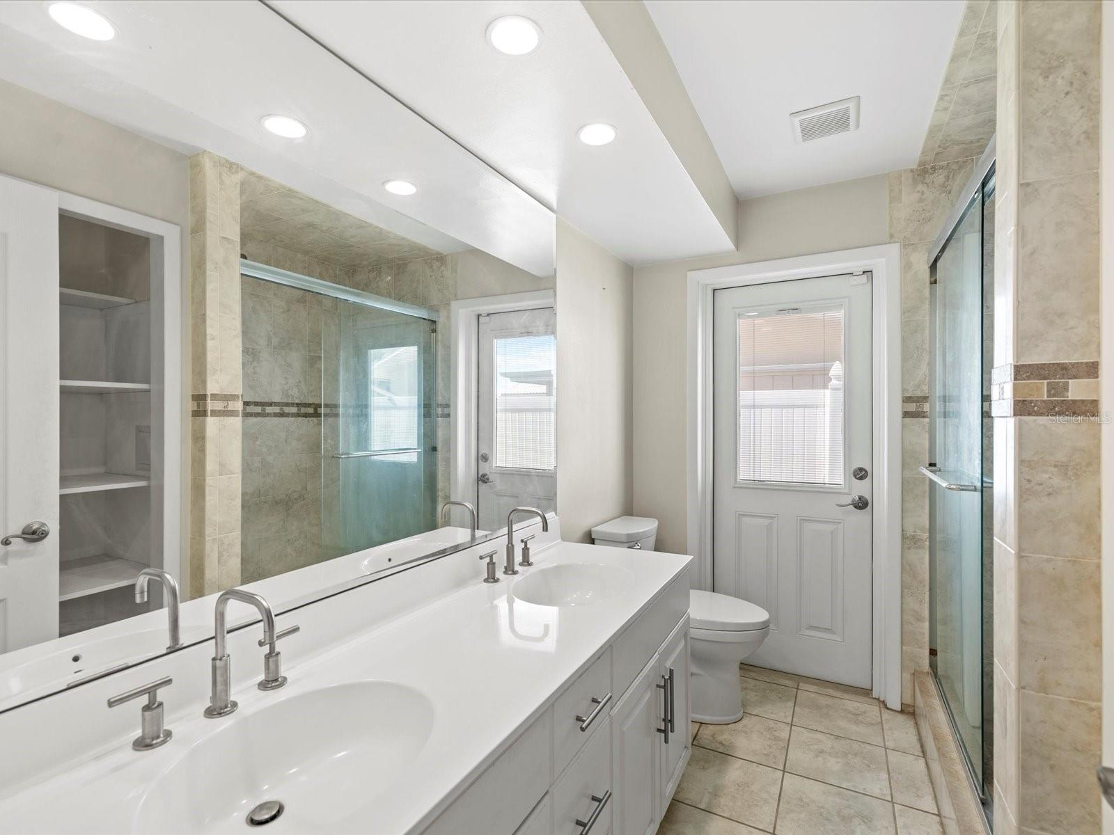 Image 20 of 53 For 450 Palm Island Ne