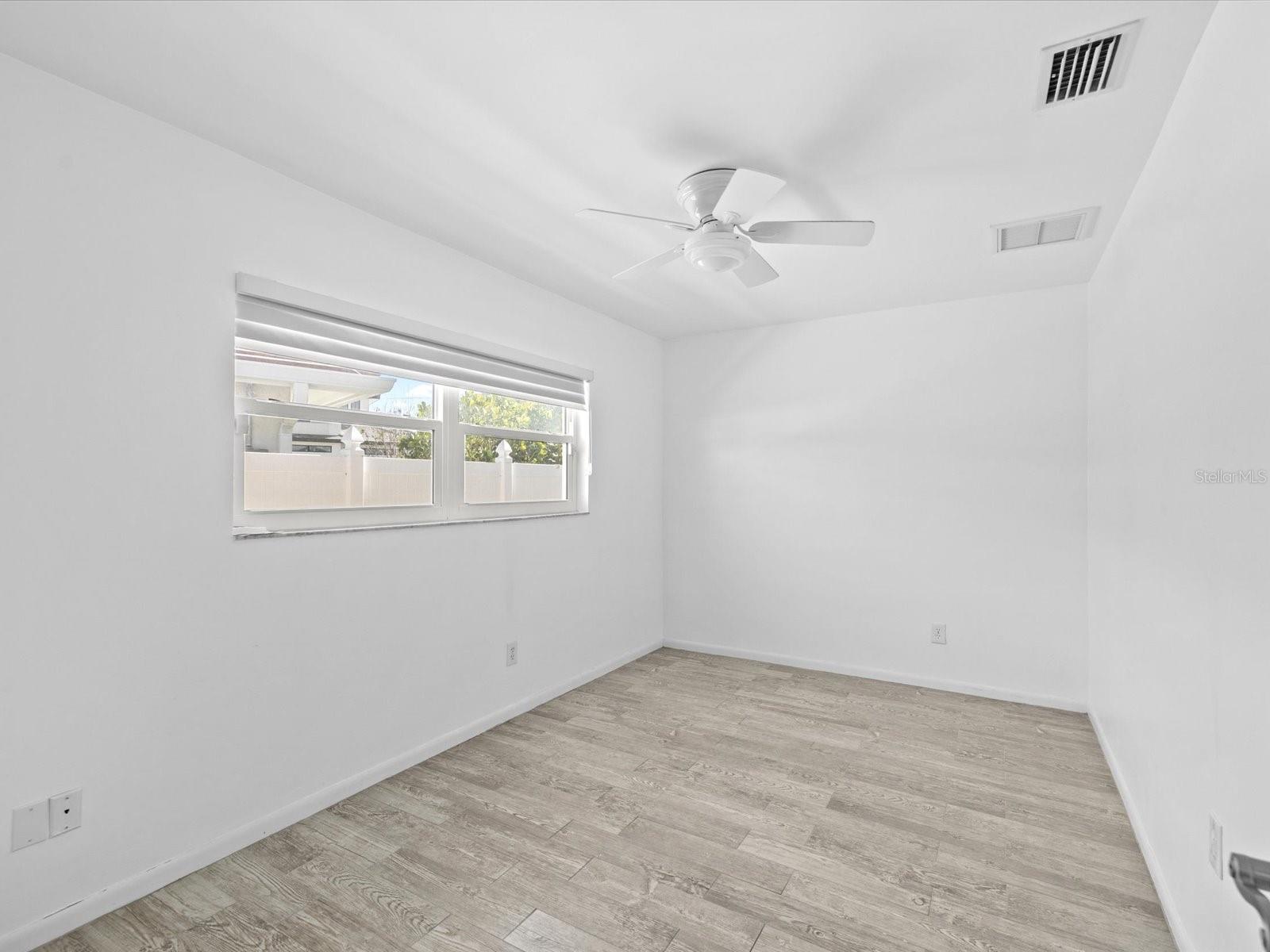 Image 21 of 53 For 450 Palm Island Ne