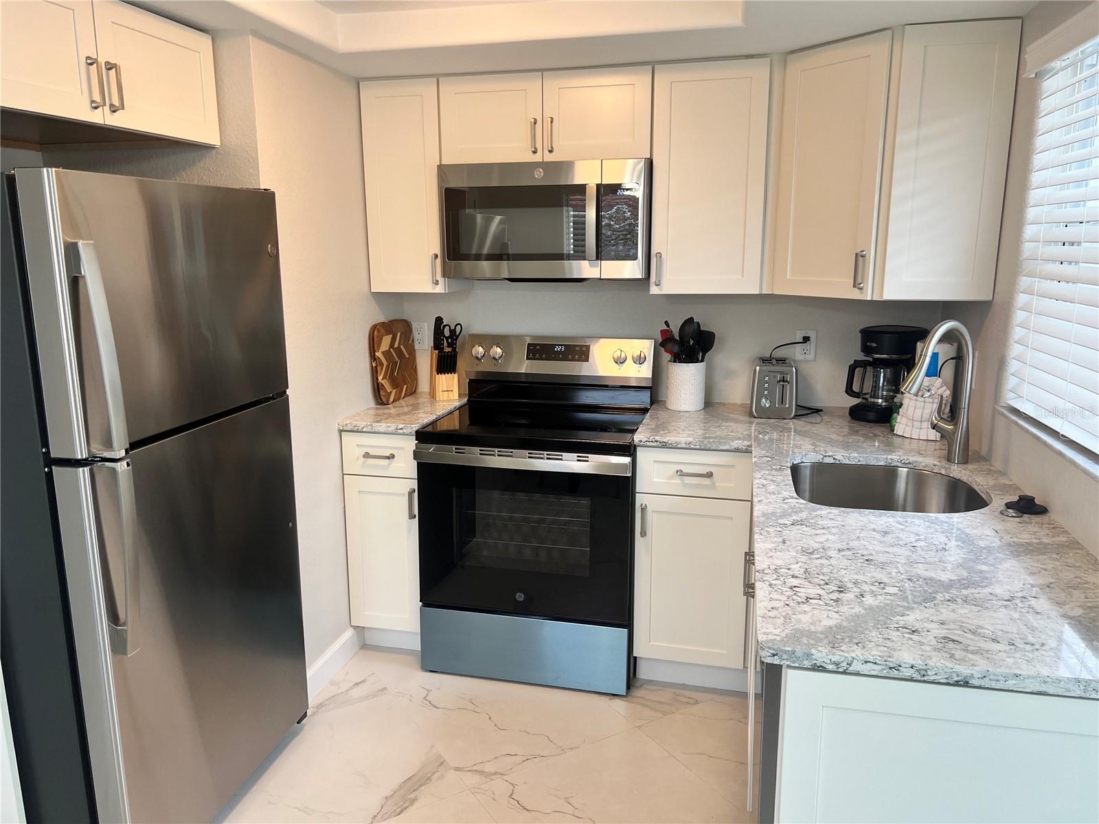 Image 3 of 15 For 6154 Midnight Pass Road B14