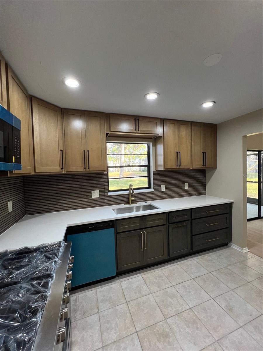 Image 11 of 32 For 5970 80th Street N 101