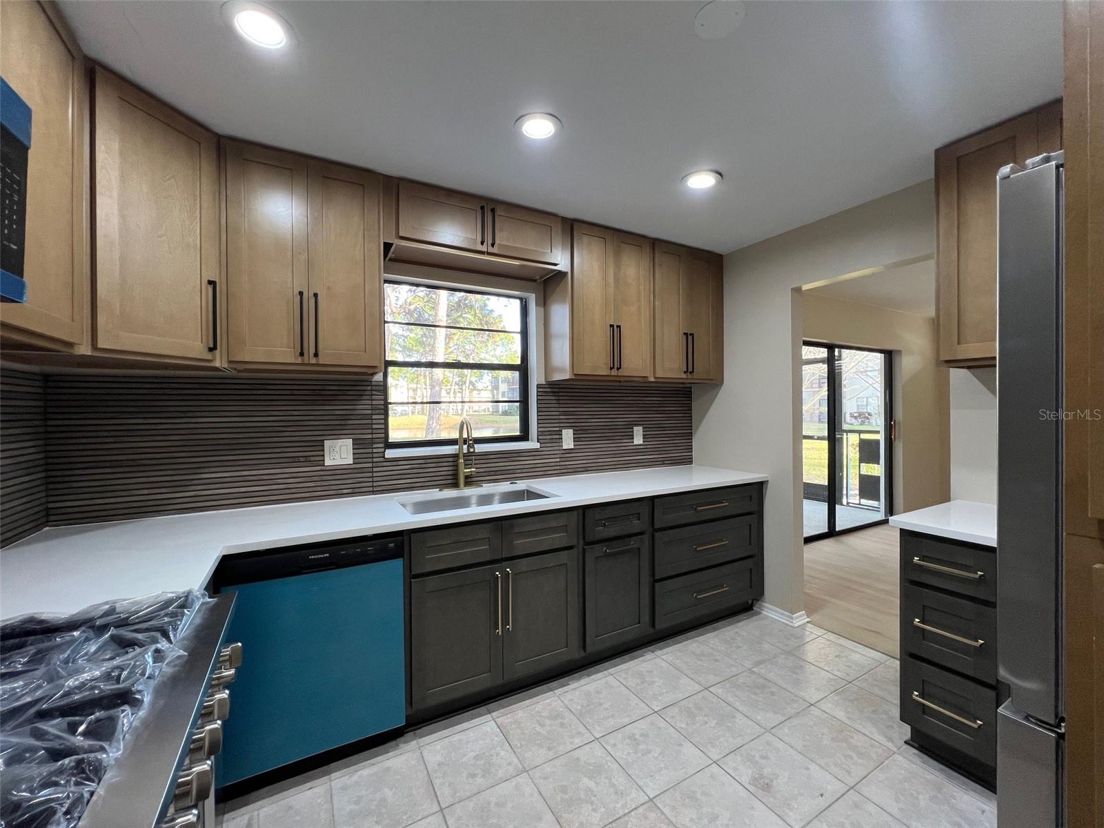 Image 9 of 32 For 5970 80th Street N 101