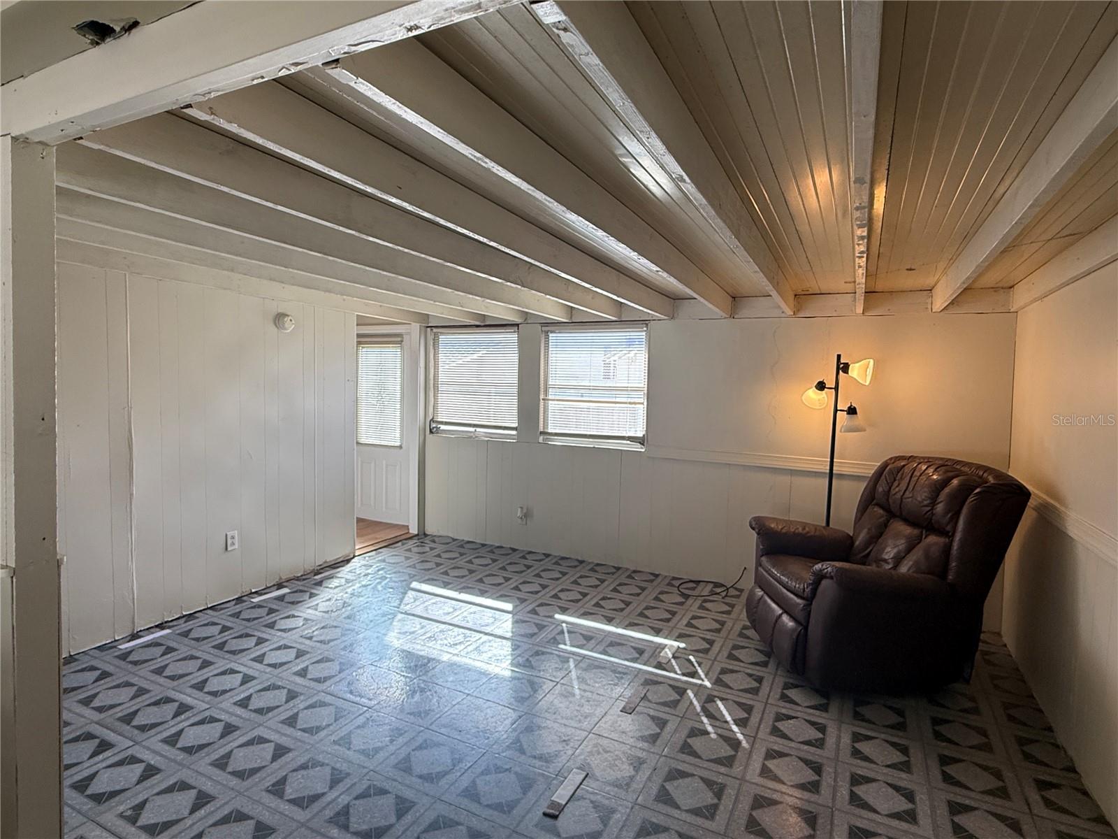 Listing photo id 9 for 5104 Little Lake Ct