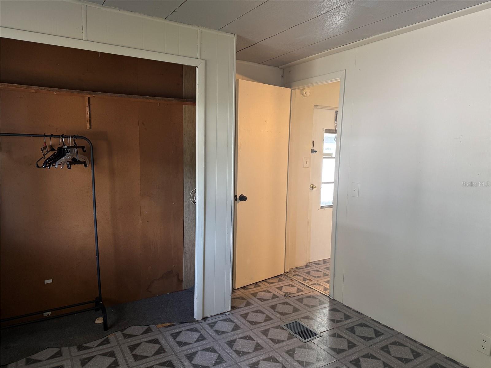 Listing photo id 11 for 5104 Little Lake Ct