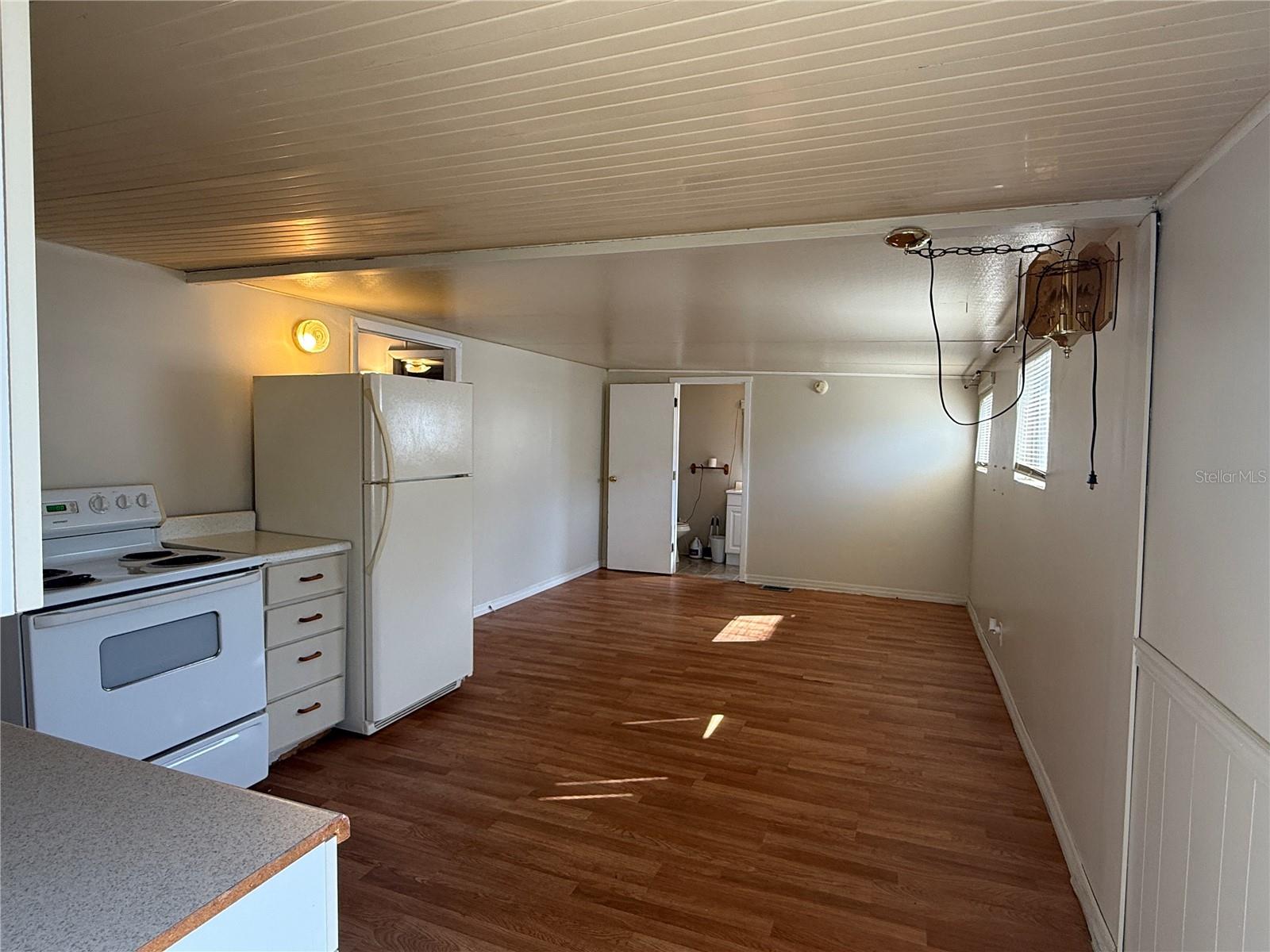 Listing photo id 13 for 5104 Little Lake Ct