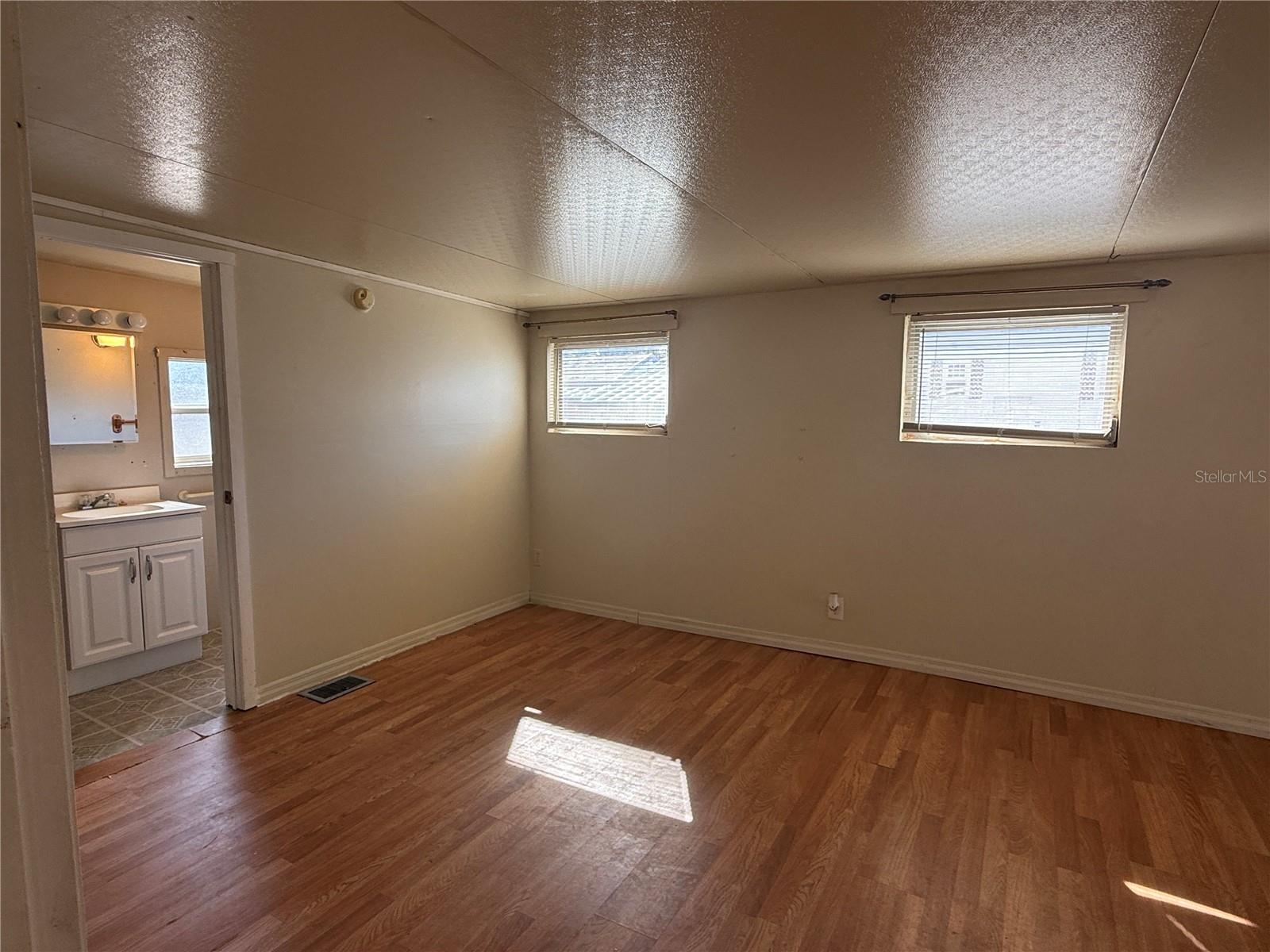 Listing photo id 16 for 5104 Little Lake Ct