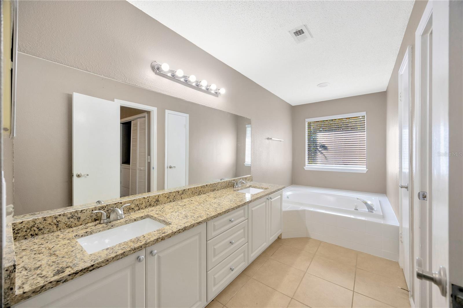 Image 25 of 30 For 9481 Highland Oak Dr  606