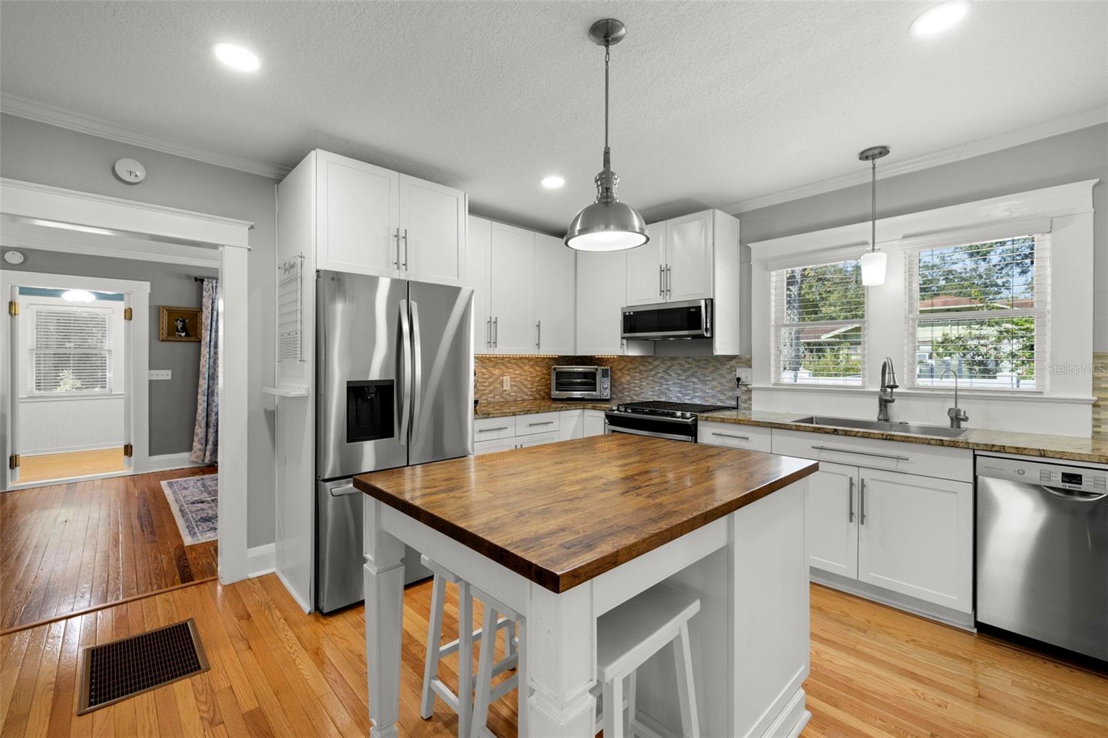 Listing photo id 10 for 5901 Kenneth Avenue