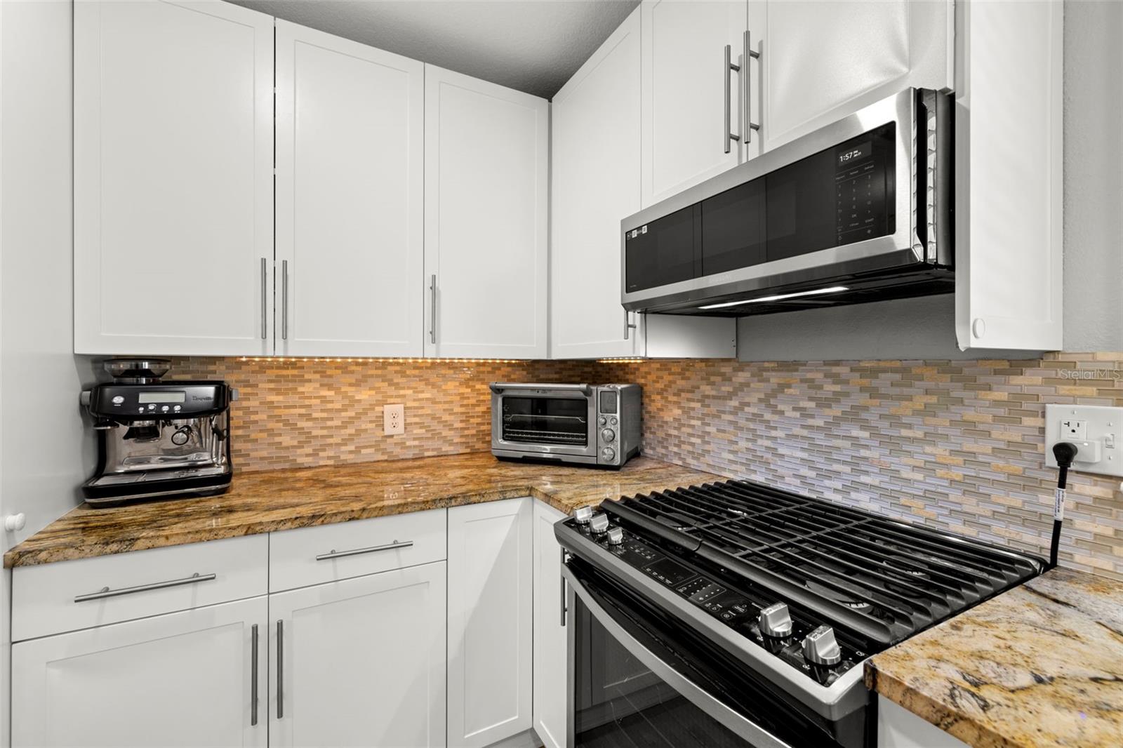 Listing photo id 11 for 5901 Kenneth Avenue