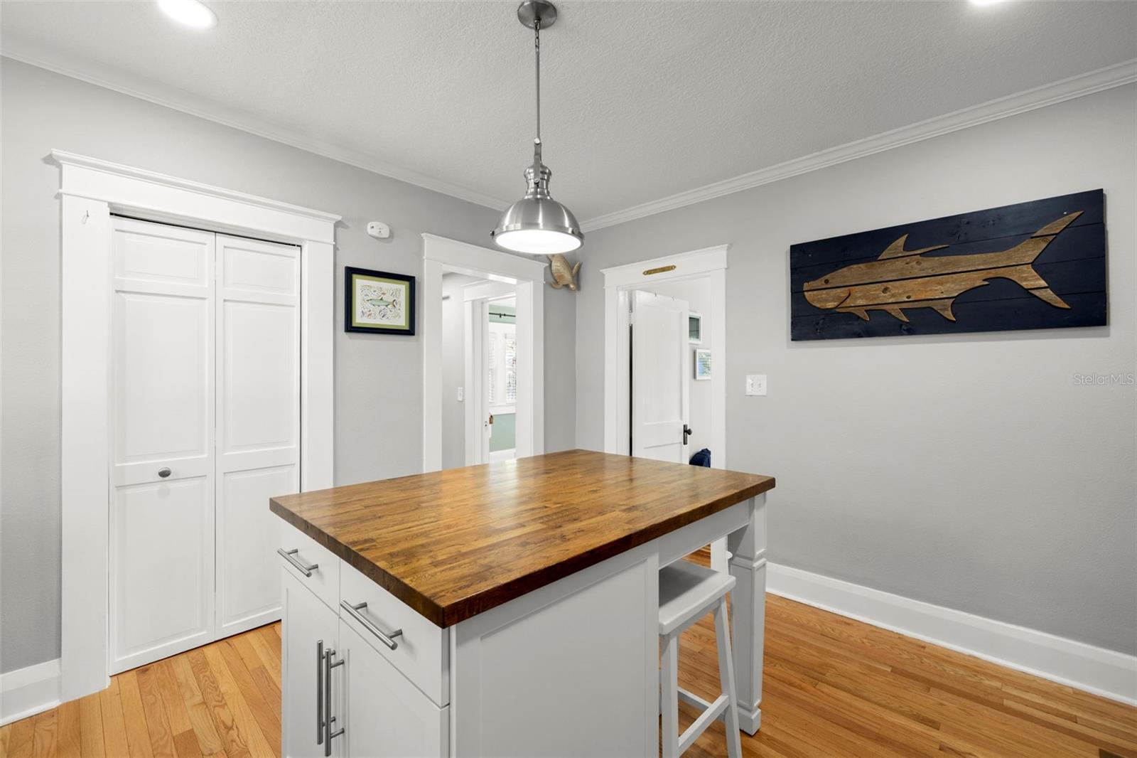 Listing photo id 12 for 5901 Kenneth Avenue