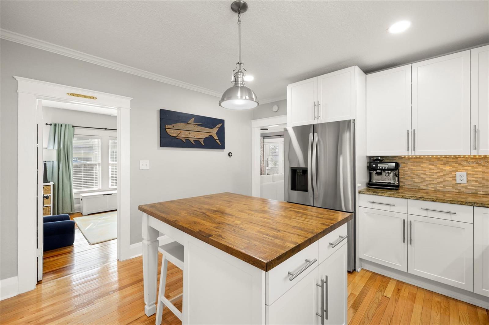 Listing photo id 13 for 5901 Kenneth Avenue