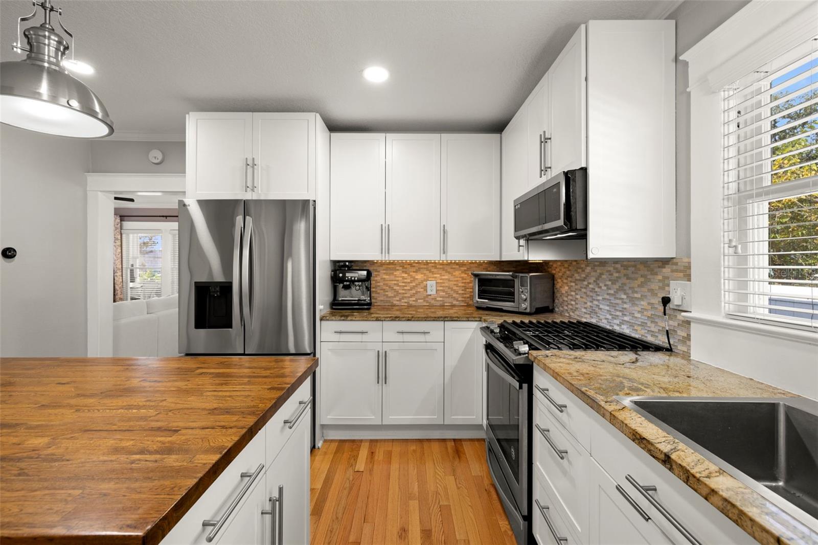 Listing photo id 14 for 5901 Kenneth Avenue