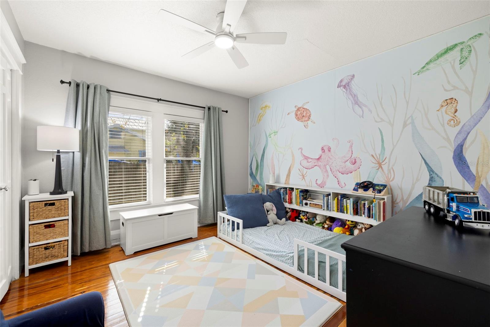 Listing photo id 15 for 5901 Kenneth Avenue