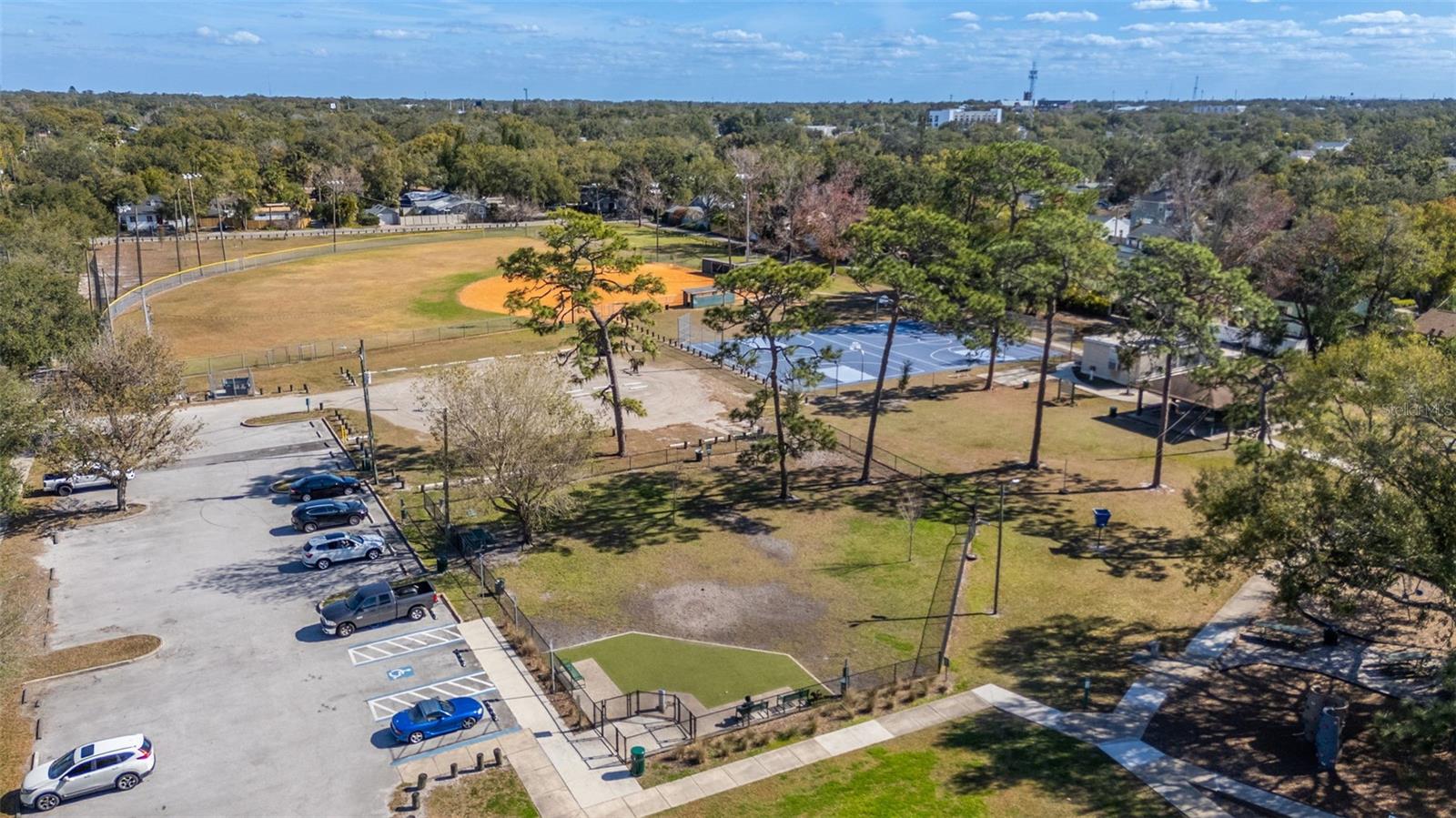 Listing photo id 32 for 5901 Kenneth Avenue