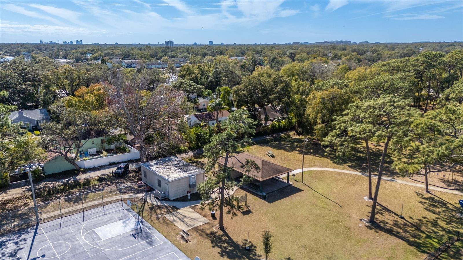 Listing photo id 34 for 5901 Kenneth Avenue