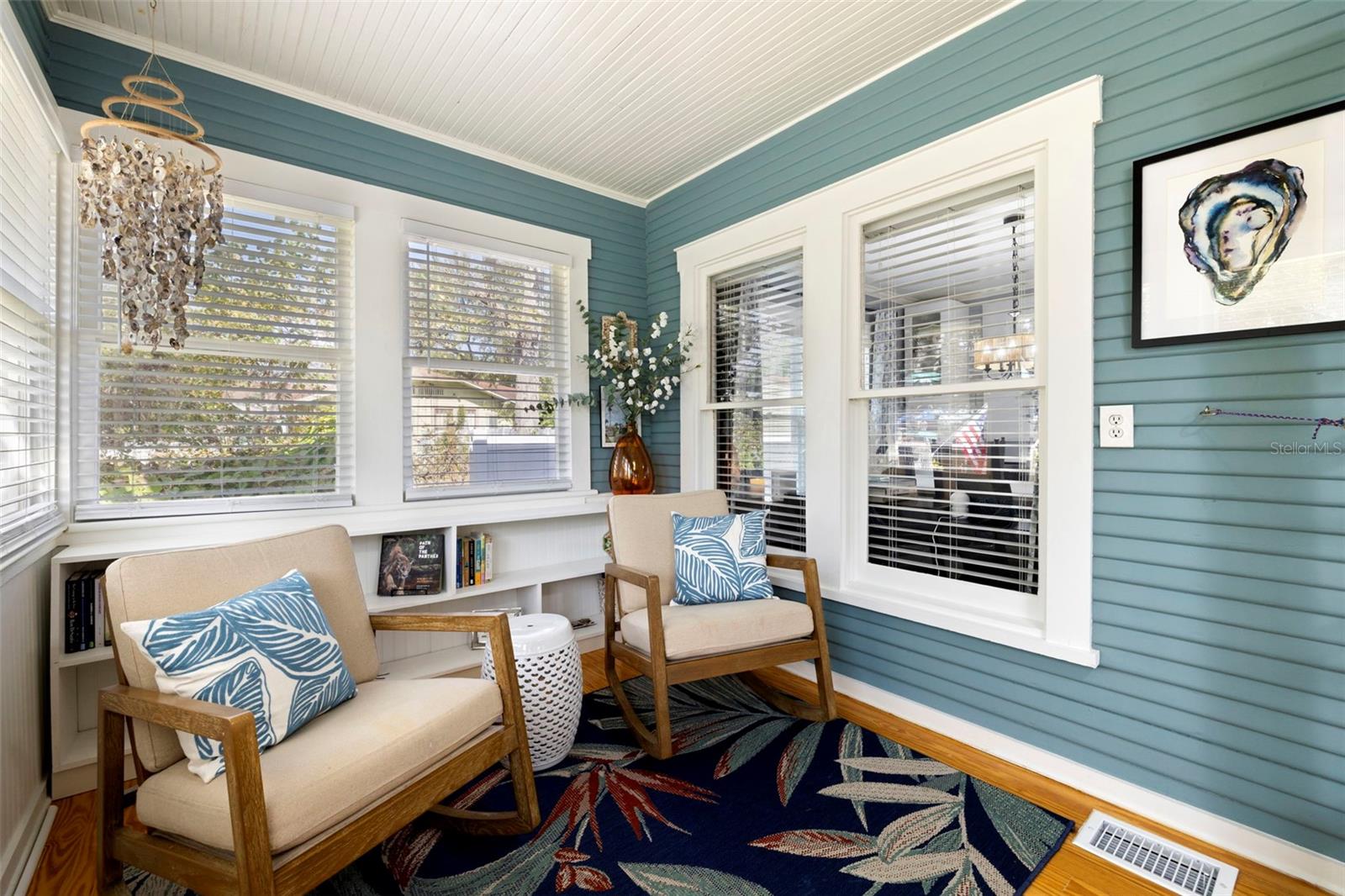 Listing photo id 2 for 5901 Kenneth Avenue