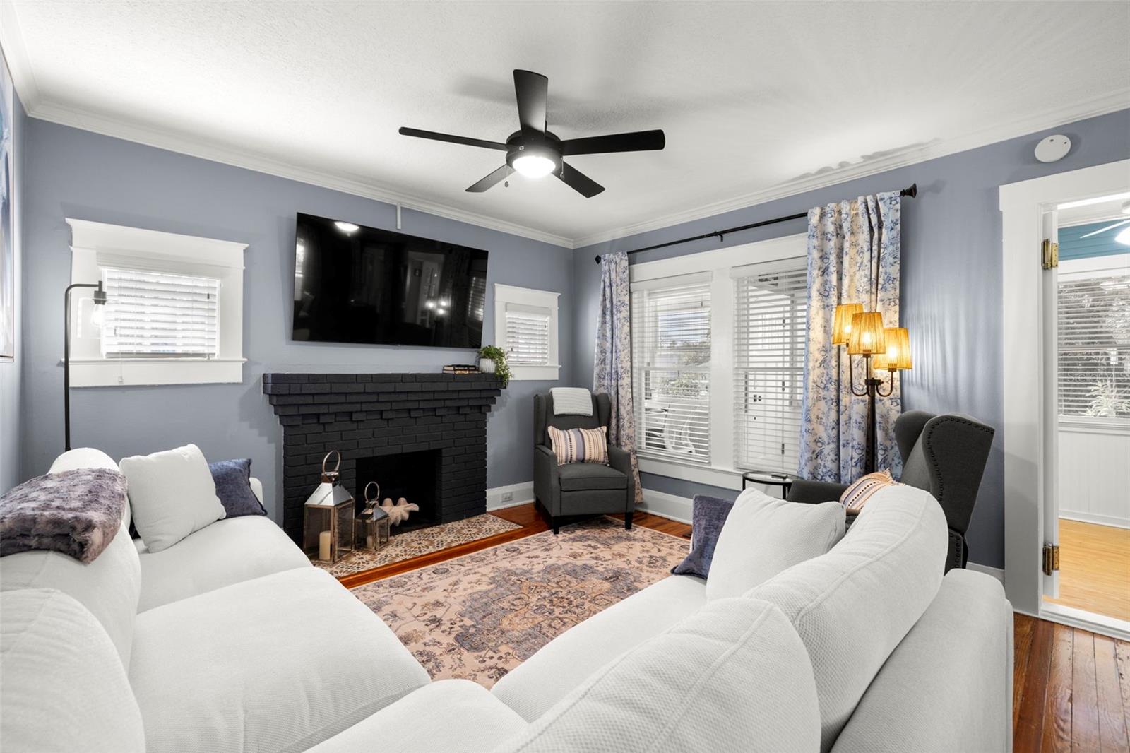 Listing photo id 6 for 5901 Kenneth Avenue