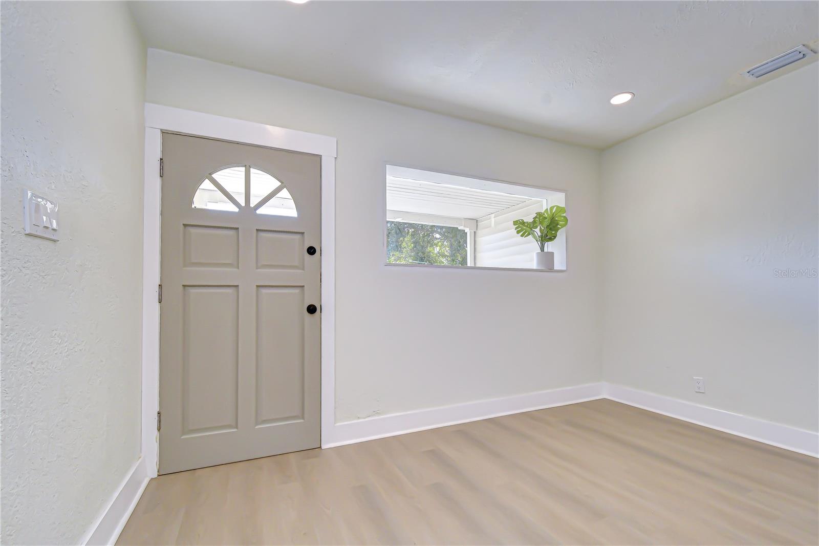 Image 3 of 22 For 1621 25th Avenue S