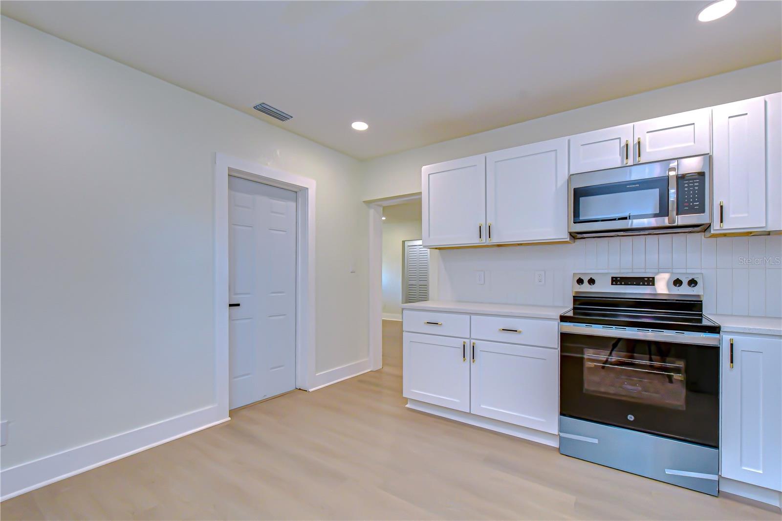 Image 9 of 22 For 1621 25th Avenue S