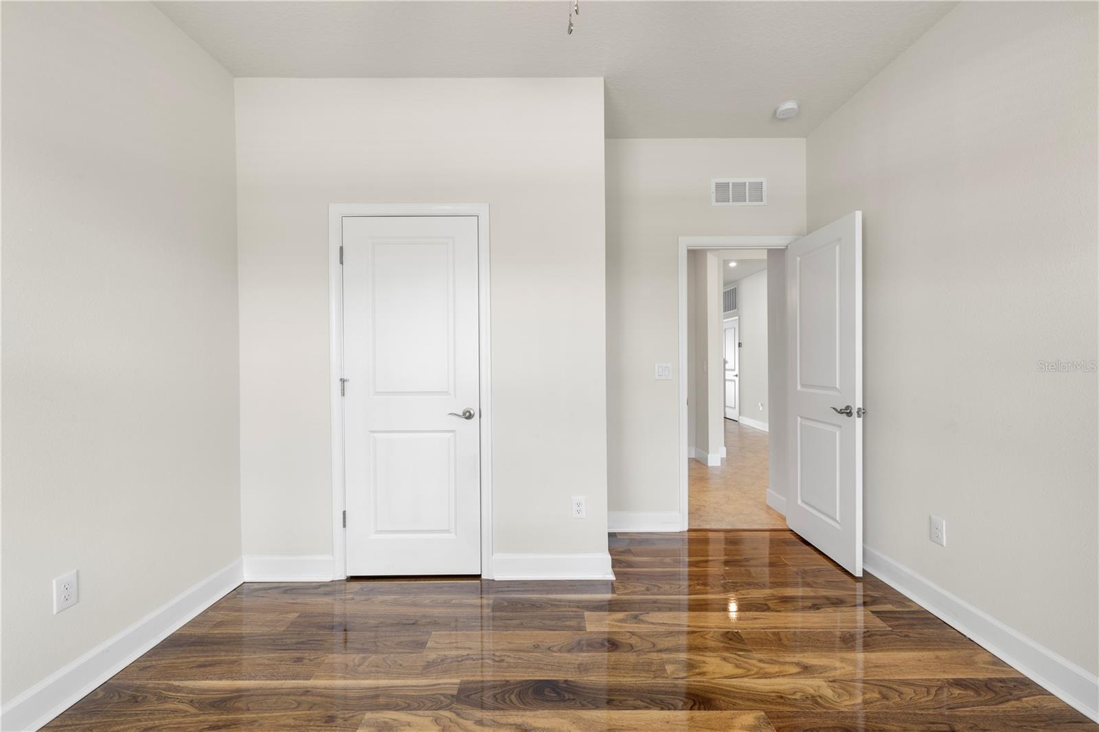 Listing photo id 9 for 7915 Greenway Avenue