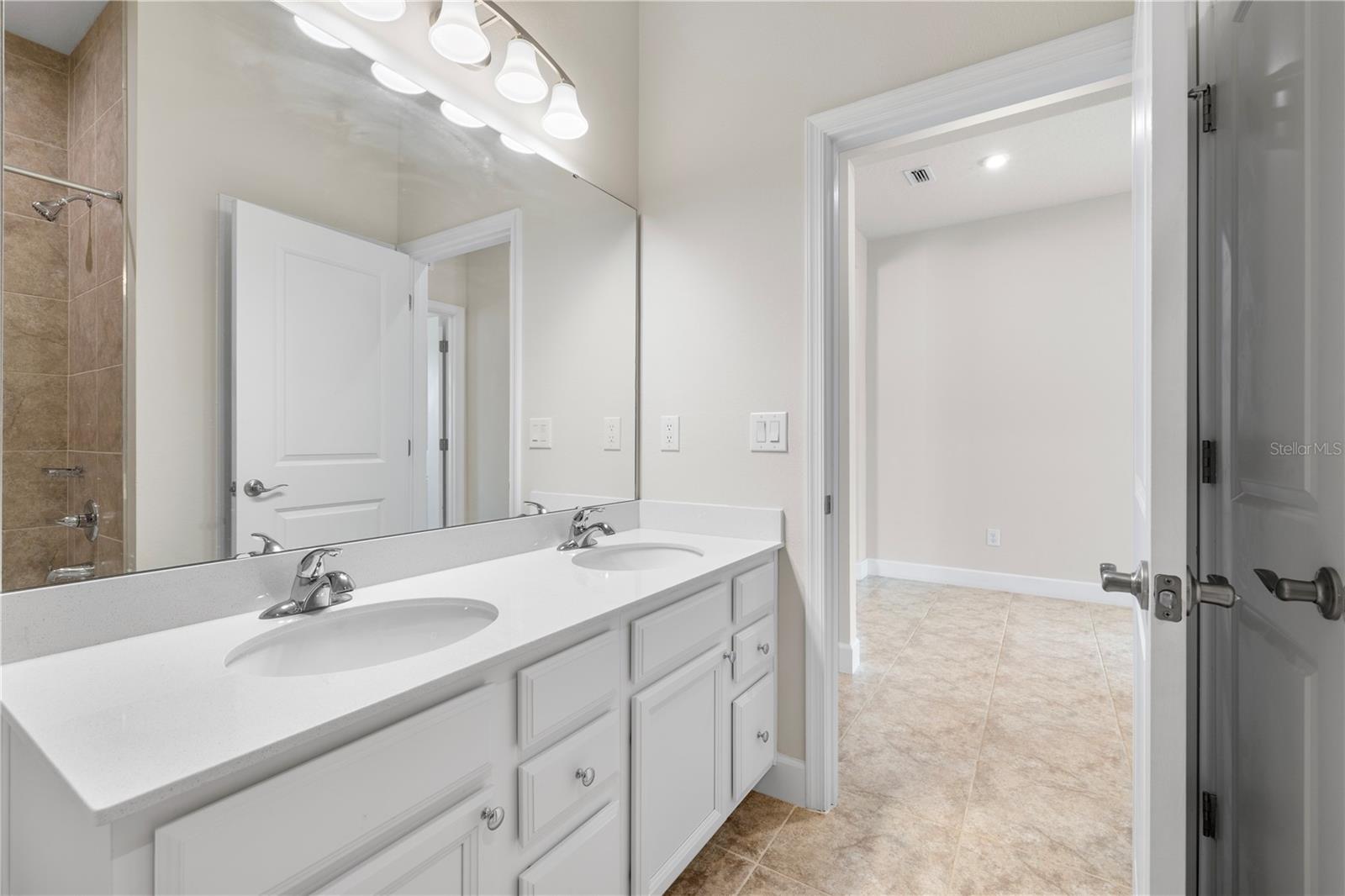 Listing photo id 12 for 7915 Greenway Avenue