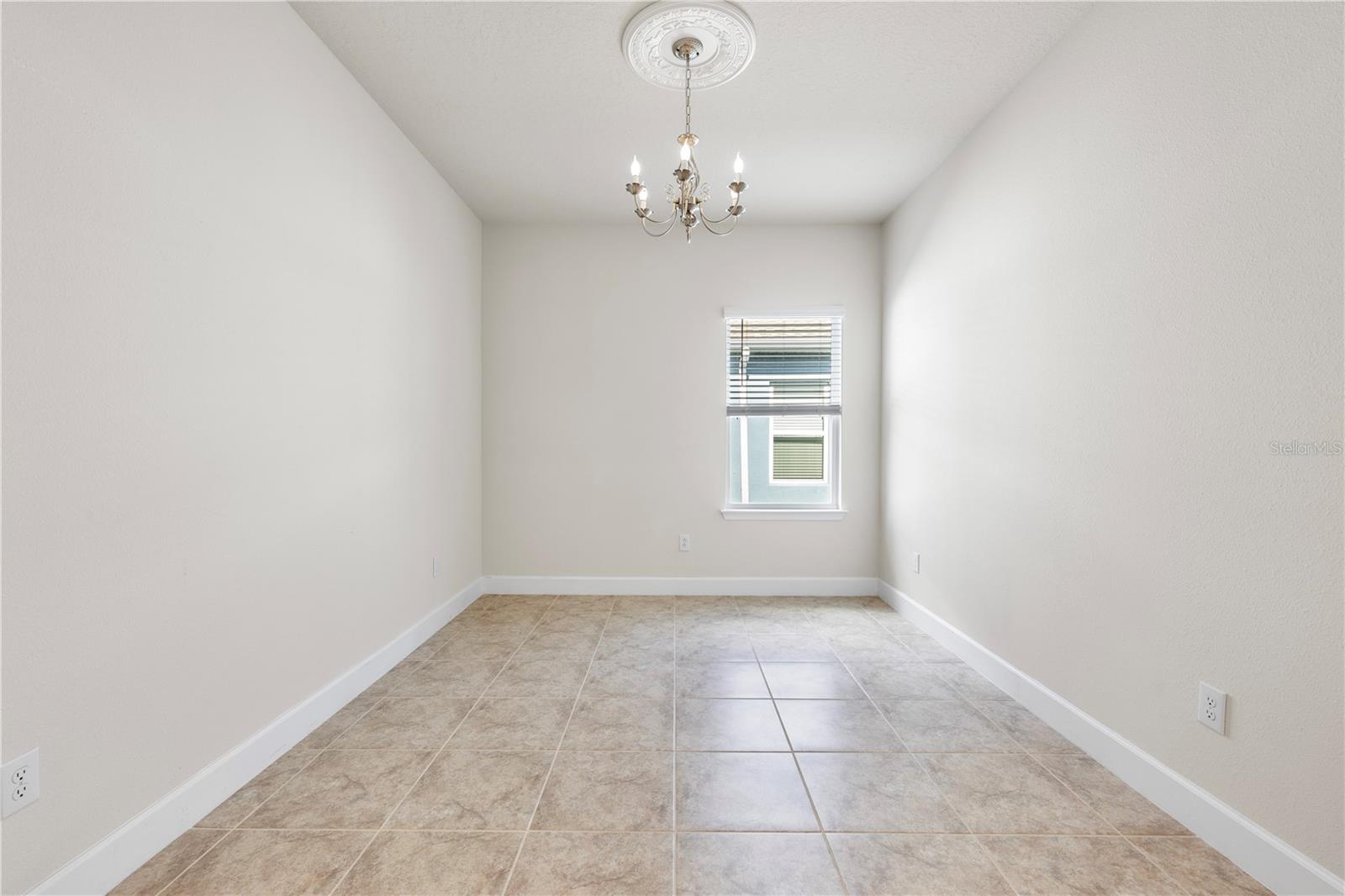 Listing photo id 13 for 7915 Greenway Avenue