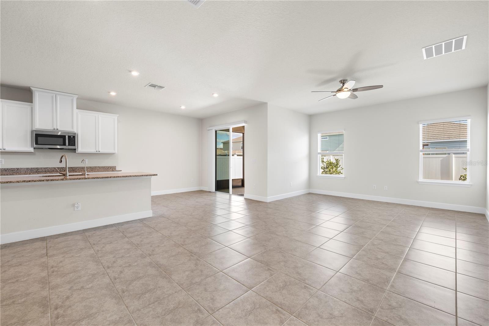 Listing photo id 17 for 7915 Greenway Avenue