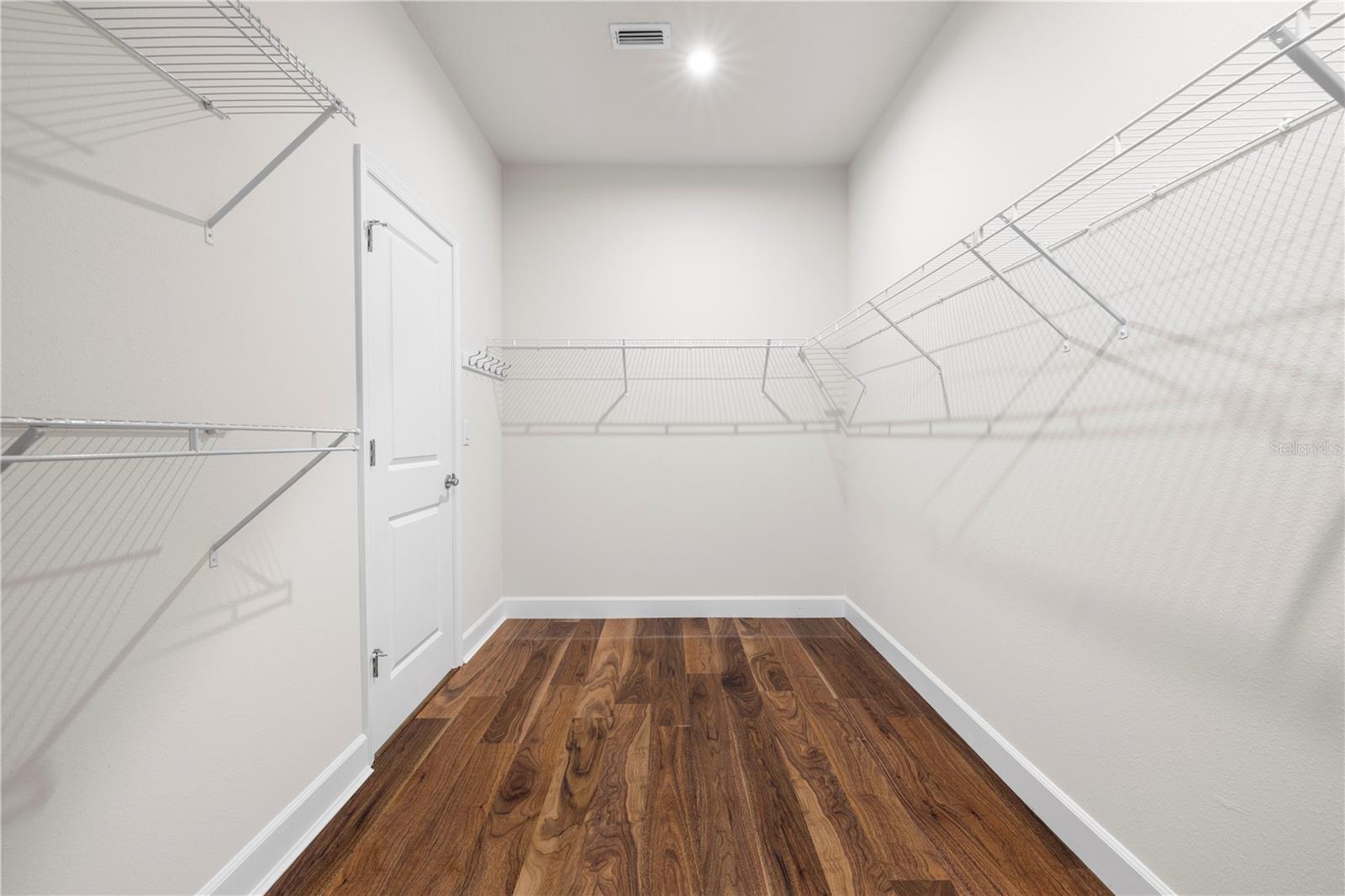 Listing photo id 32 for 7915 Greenway Avenue